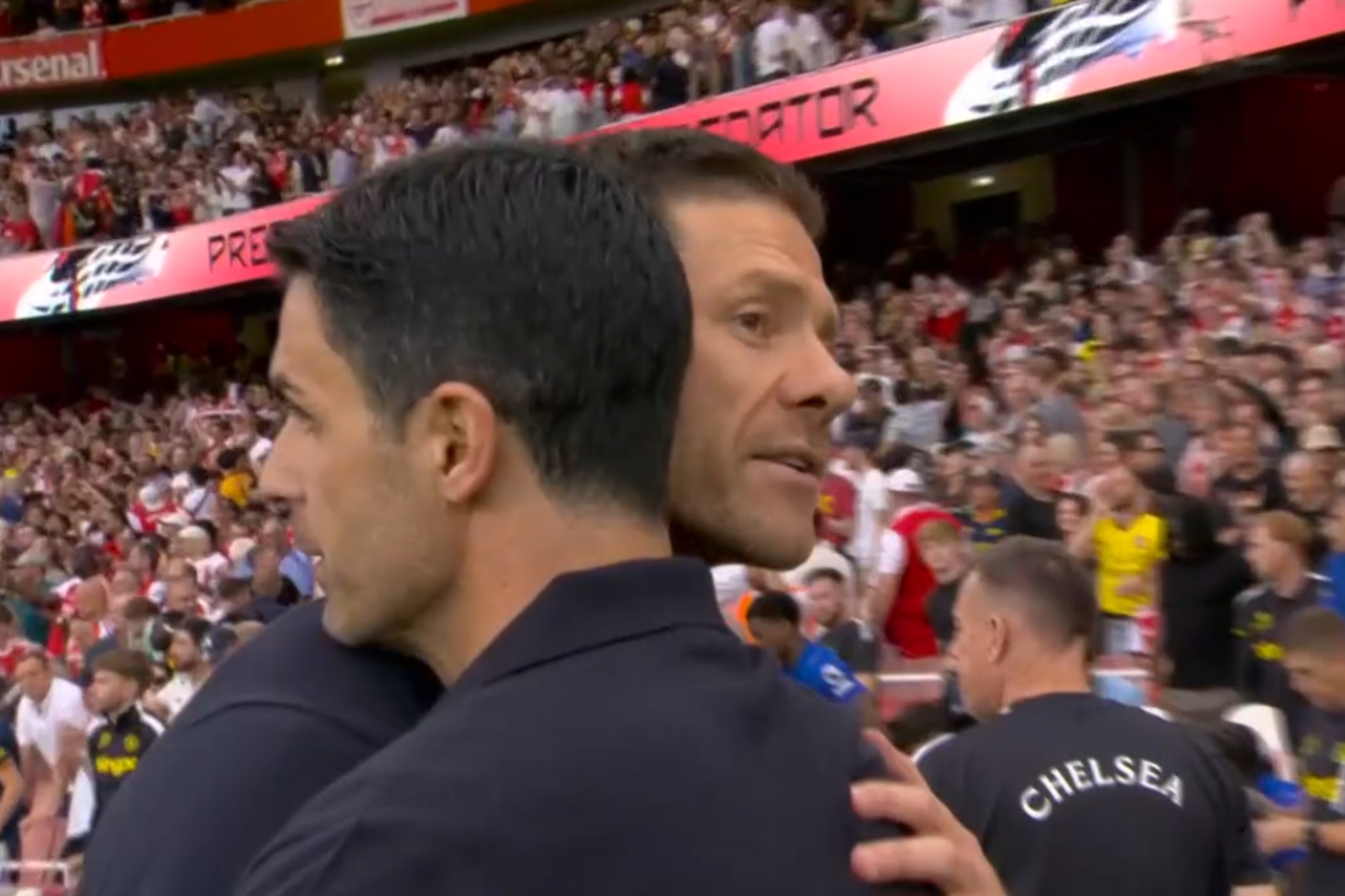 Mikel Arteta se abraza a Xabi Alonso tras el partido. DAZN