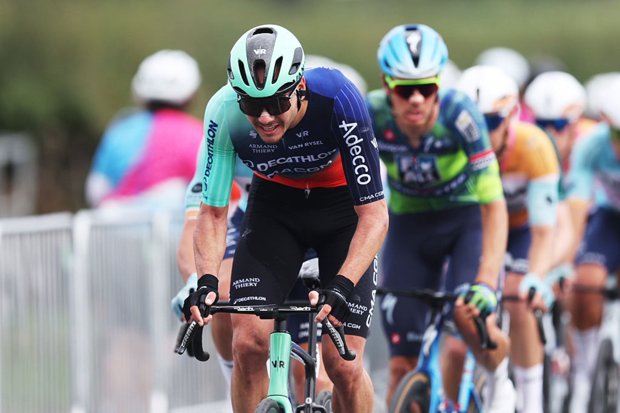 Emilien Jacquelin tira del pelotón en una etapa del Tour de Gran Bretaña GETTY IMAGES