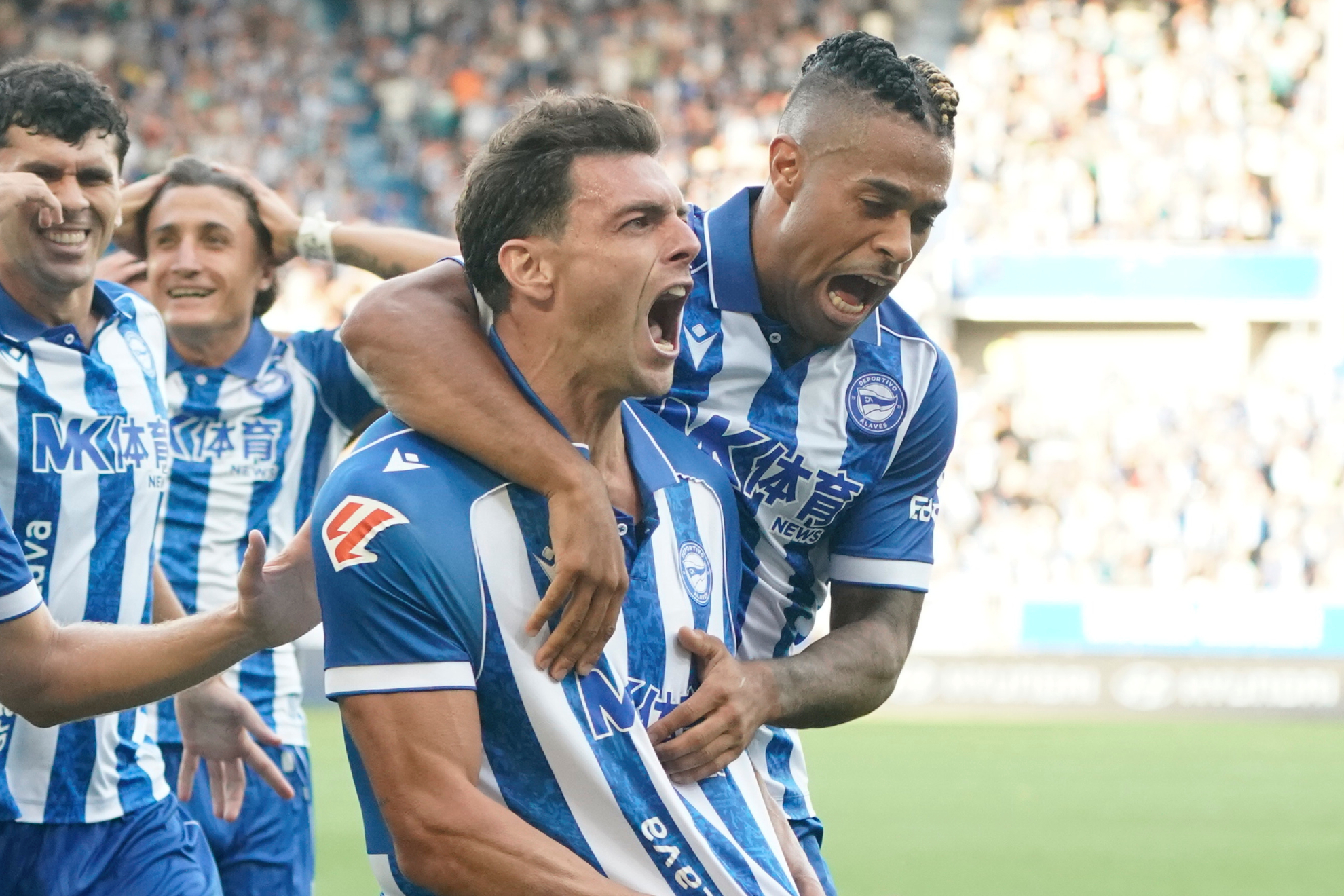 Lucas Boyé celebra uno de sus goles ante Osasuna. LINO GONZALEZ