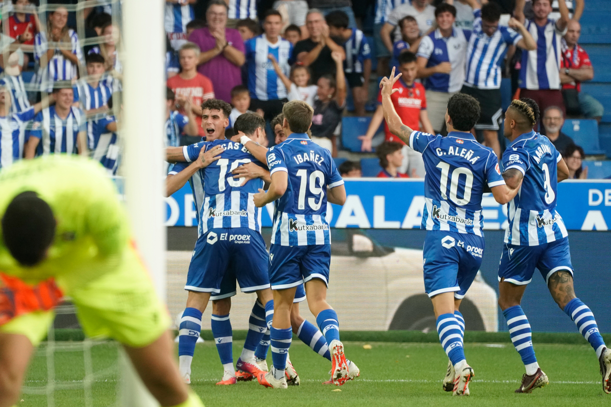 Jugadores del Alavés celebrando un gol contra Osasuna LINO GONZALEZ