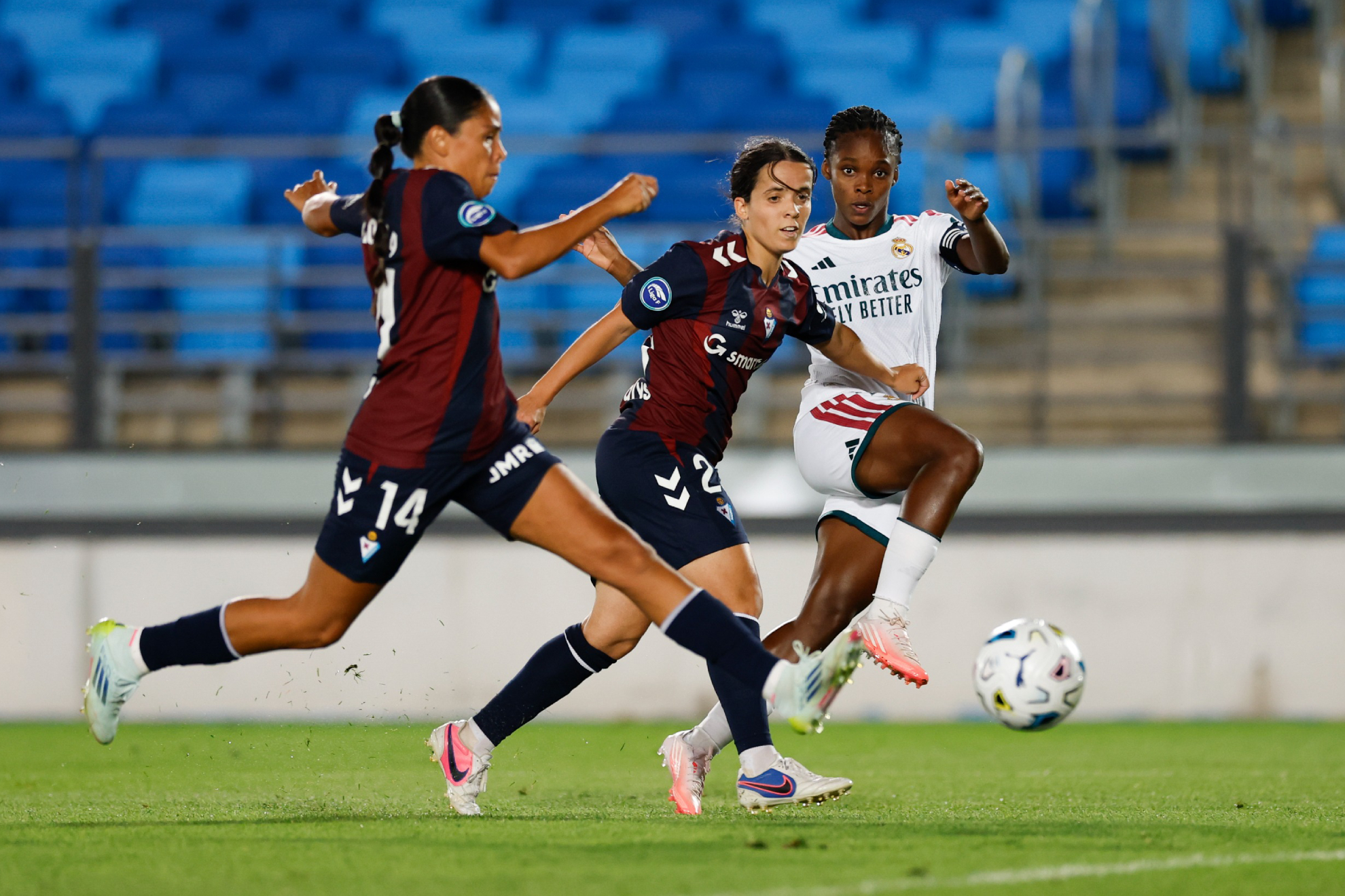 Samara Ortiz y Linda Caicedo pujan por un balón en el Di Stéfano SD Eibar