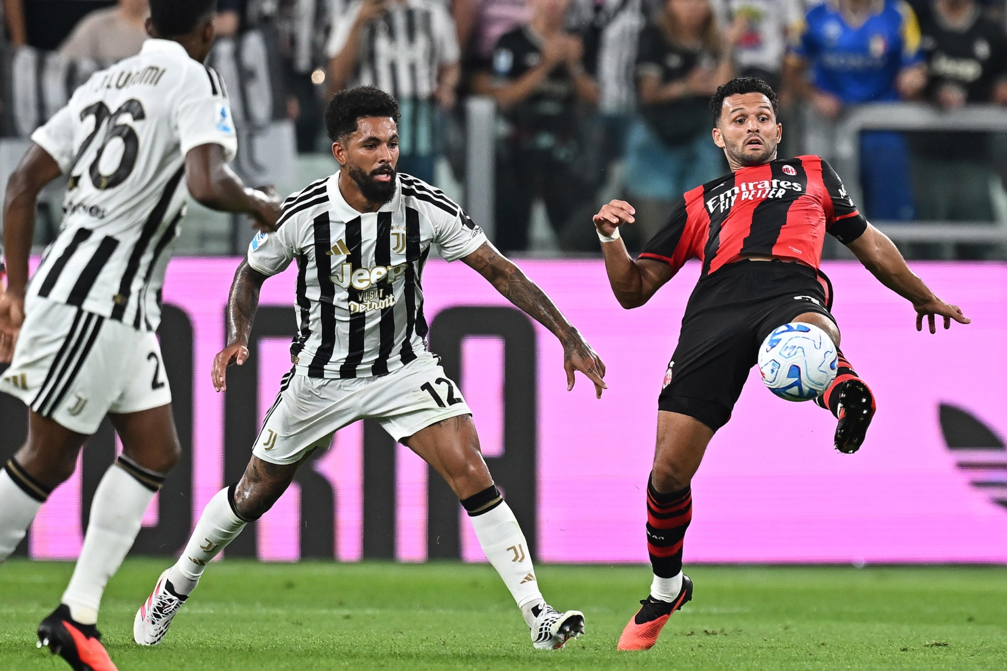 Douglas Luiz y Gonçalo Ramos, durante el partido. EFE.