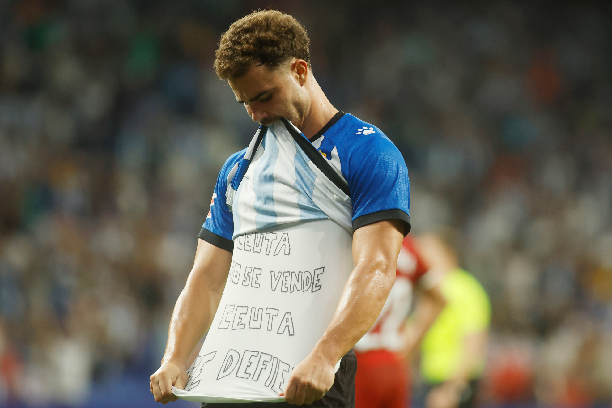 Marcos Fernández celebra su gol ante el Sevilla con dedicatoria especial. FRANCESC ADELANTADO