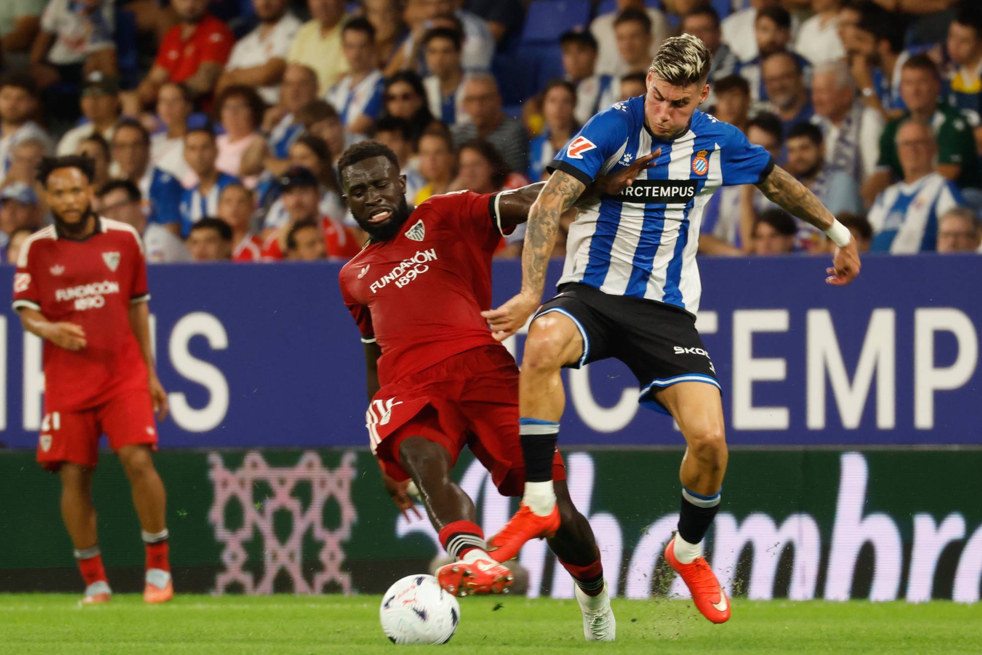 Roberto Fernández y Arouna Sangante, durante el partido de la jornada 4 de LaLiga entre Espanyol y Sevilla.