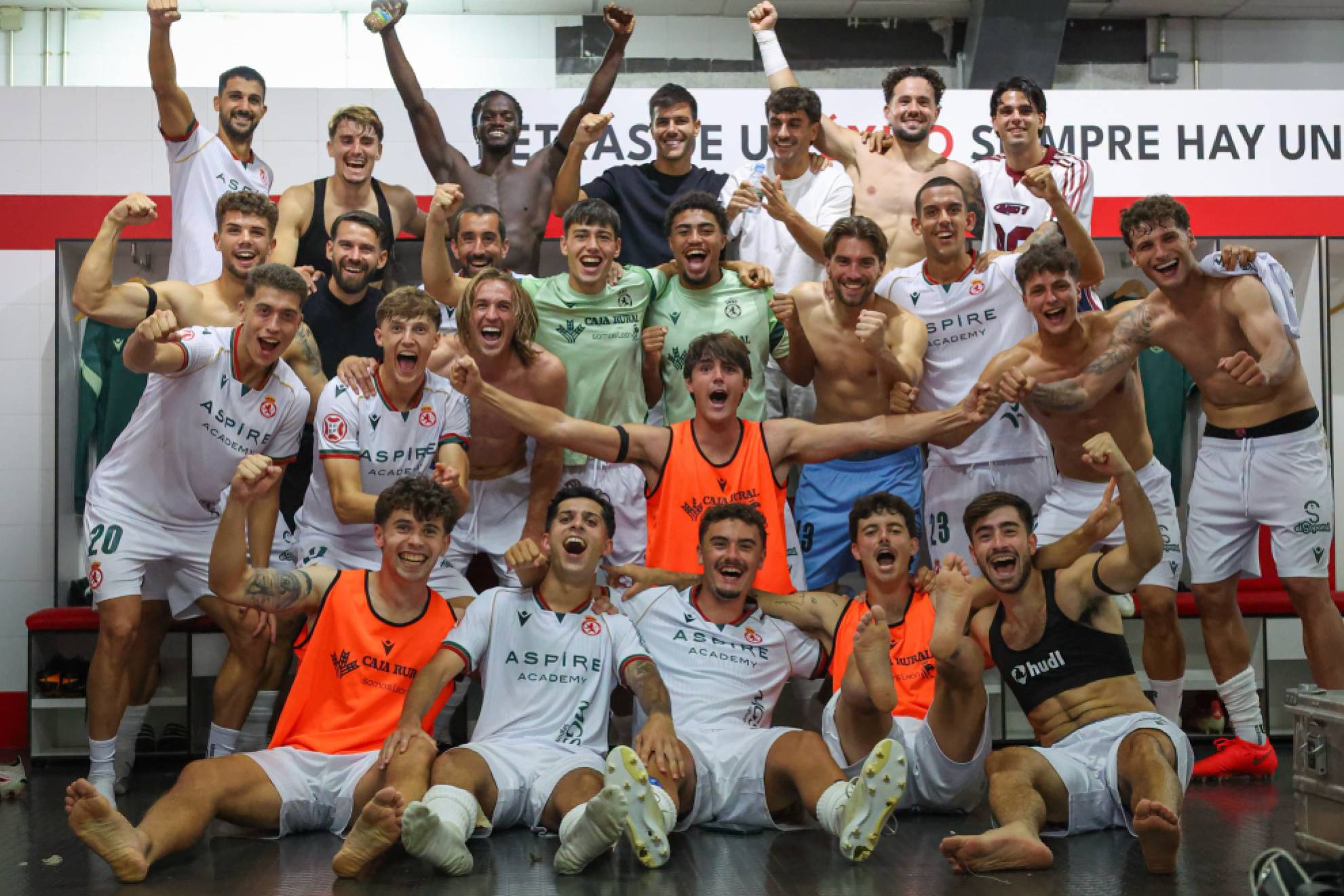 El vestuario de la Cultural fue una fiesta tras el triunfo sobre el Mérida