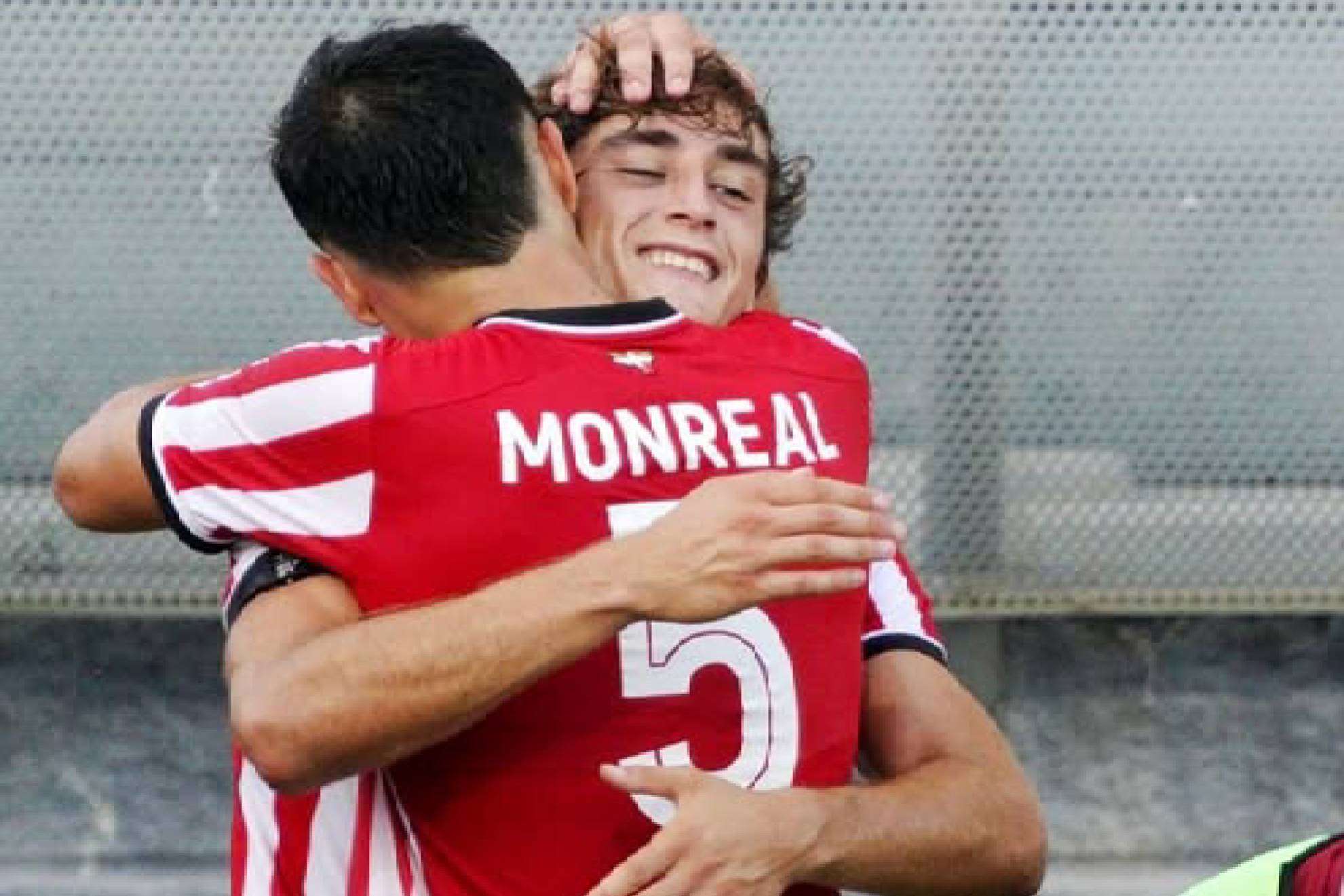 Celebración rojiblanca tras un meritorio triunfo ante el Avilés