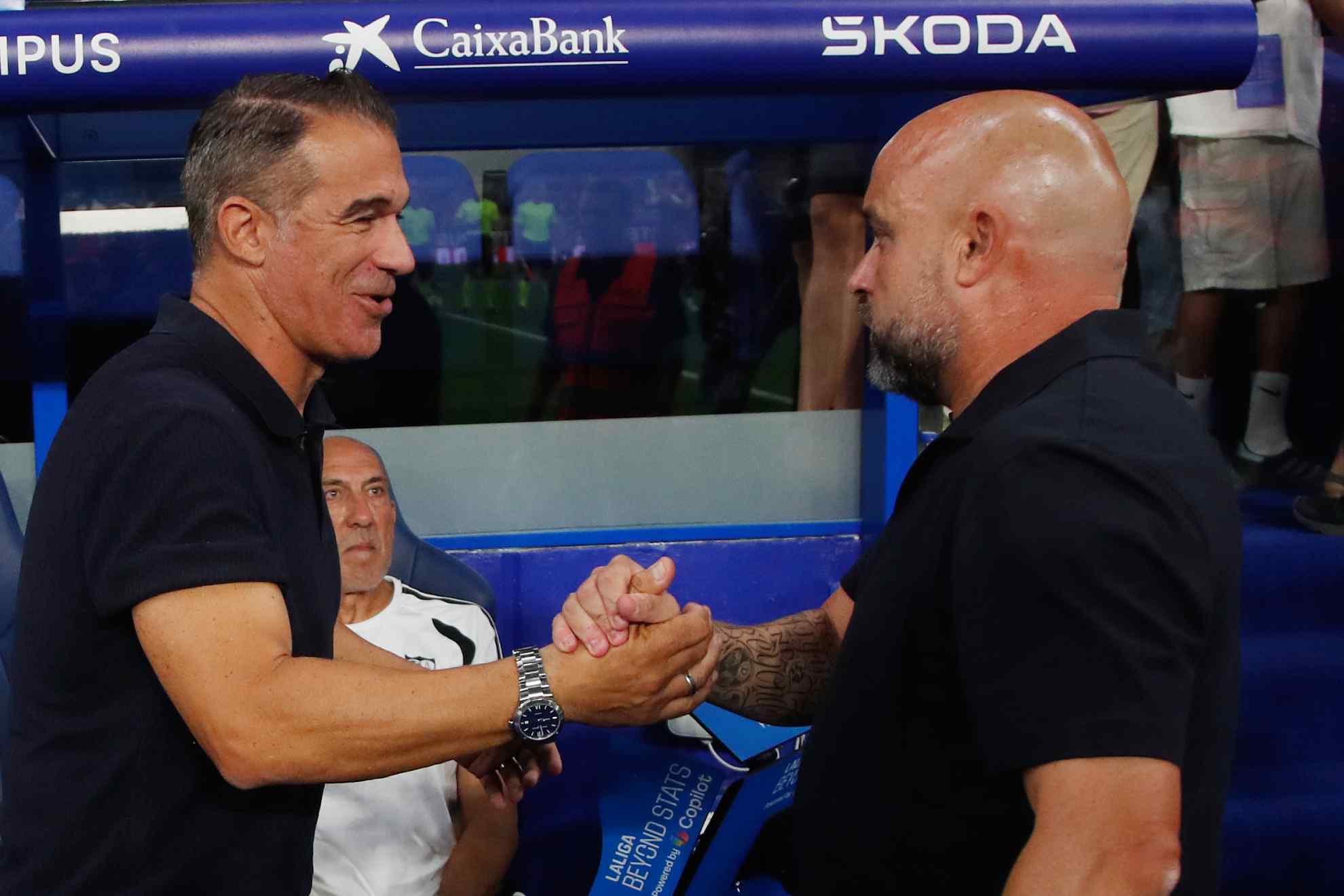 Luis García Plaza y Manolo González se saludan antes del partido.