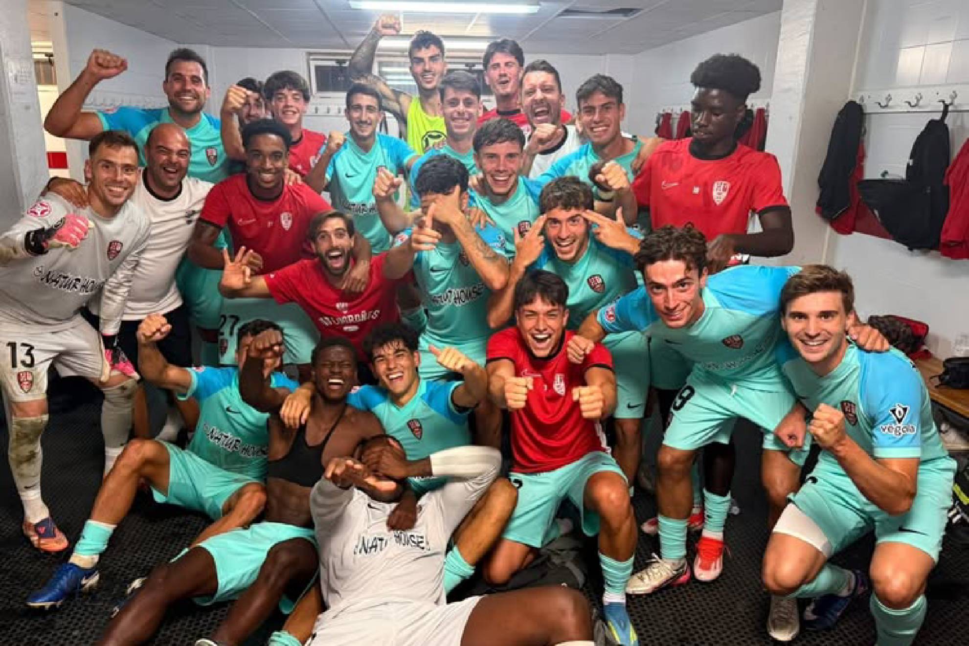 Felicidad en el vestuario de la UD Logroñés tras un meritorio triunfo