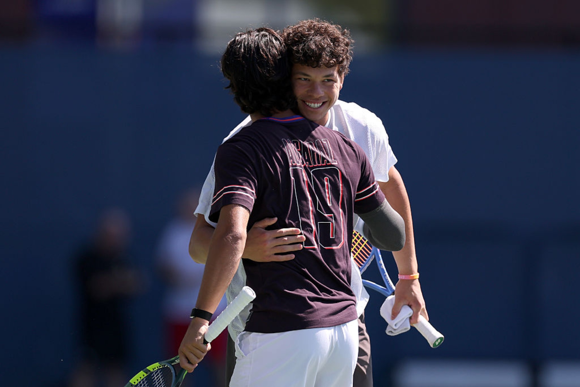 Alcaraz y Shelton se abrazan en un entreno. Getty Images
