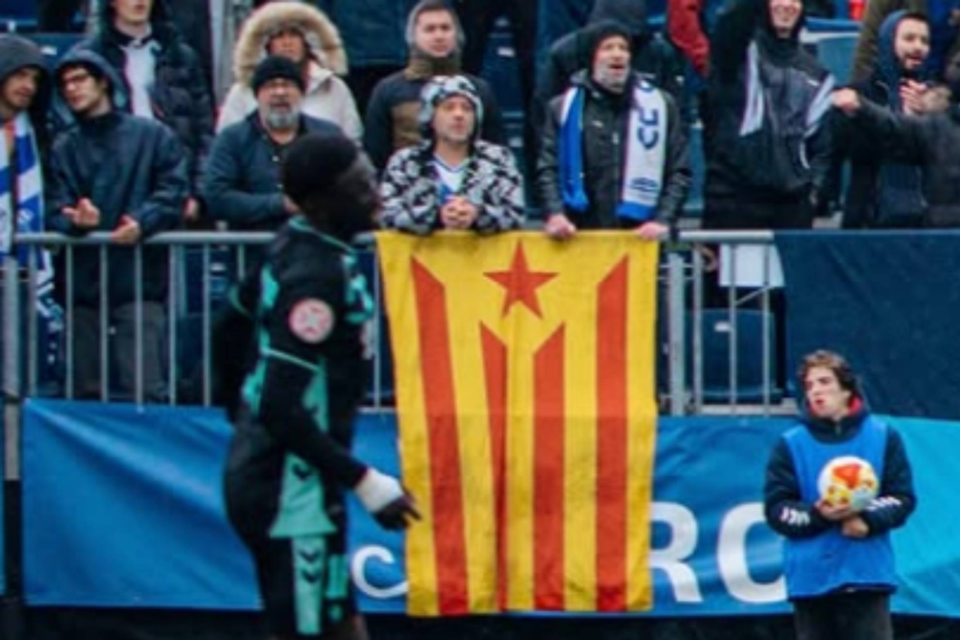 El Europa denuncia una supuesta agresión de la Policía a un aficionado: "por mostrar una bandera estelada" @ceeuropa