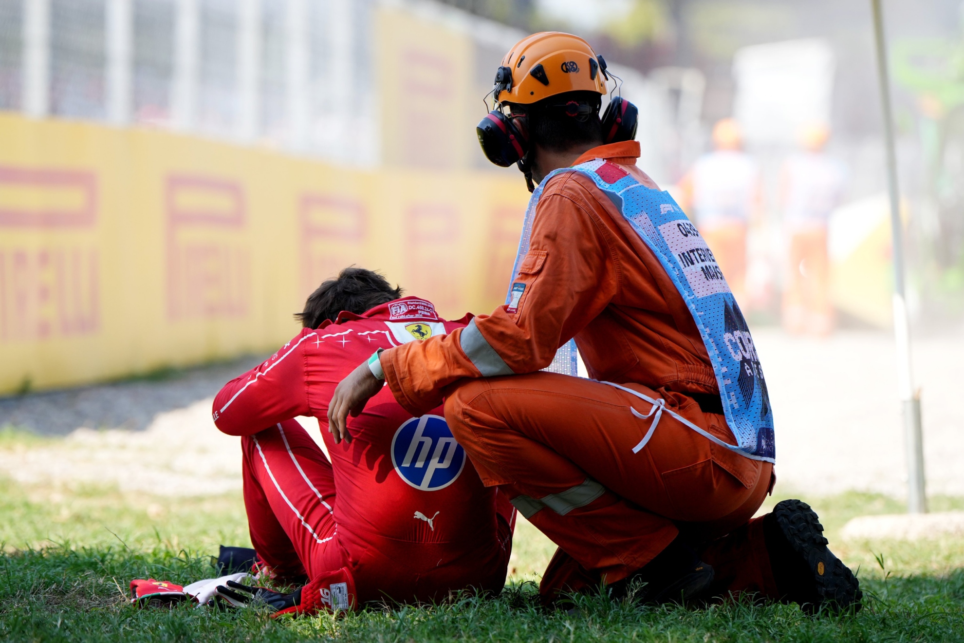 Leclerc, aturdido y atendido por un marshall en Monza. F1 / X