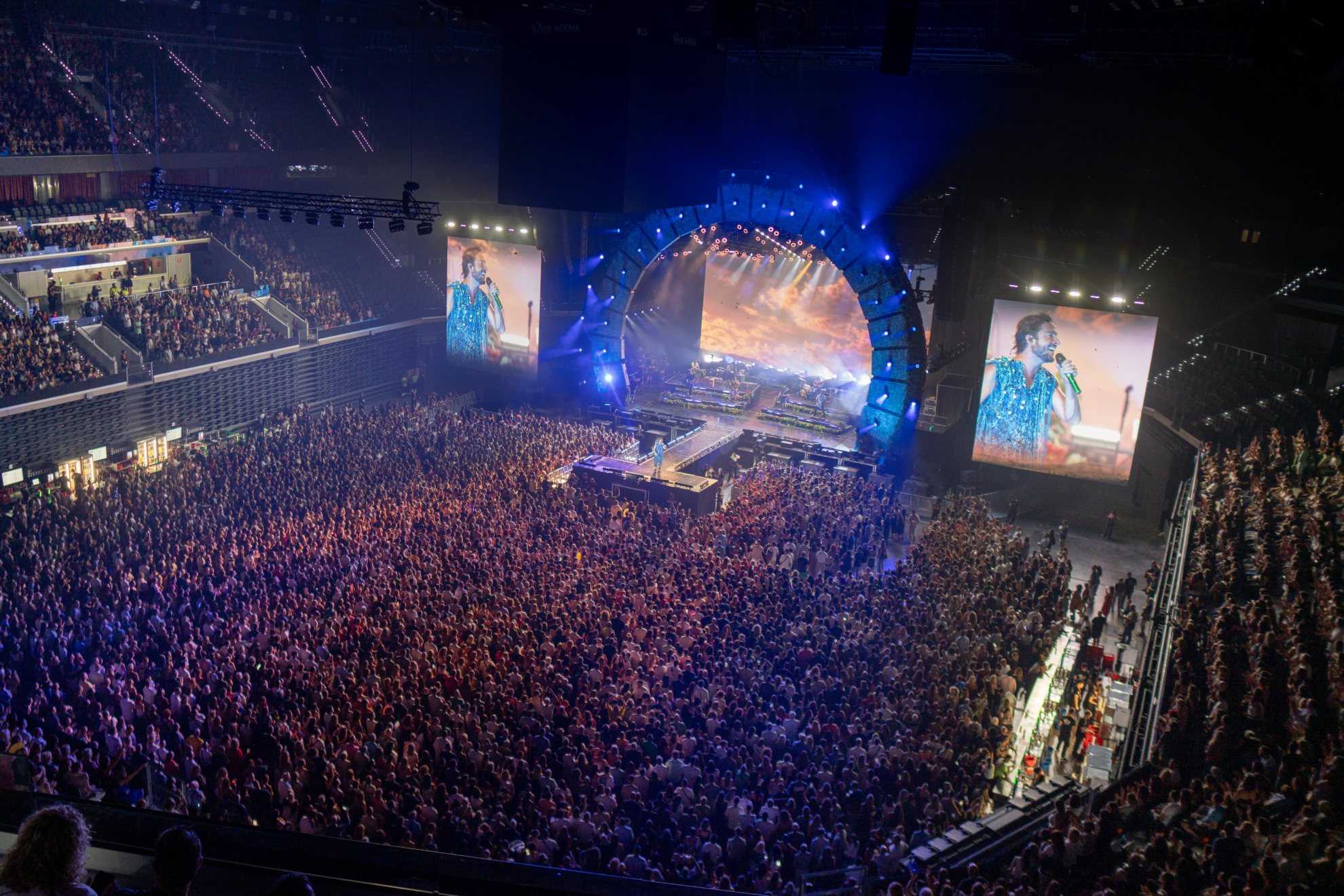 Momento de un concierto de Manuel Carrasco en Roig Arena. MARCA