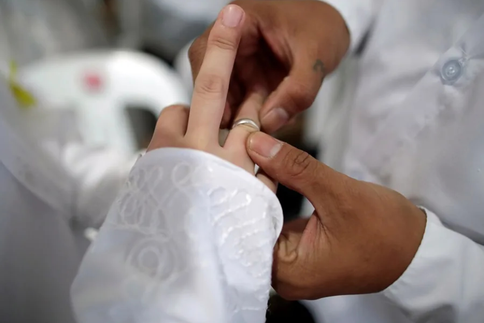 Imagen poniendo el anillo a la novia EFE