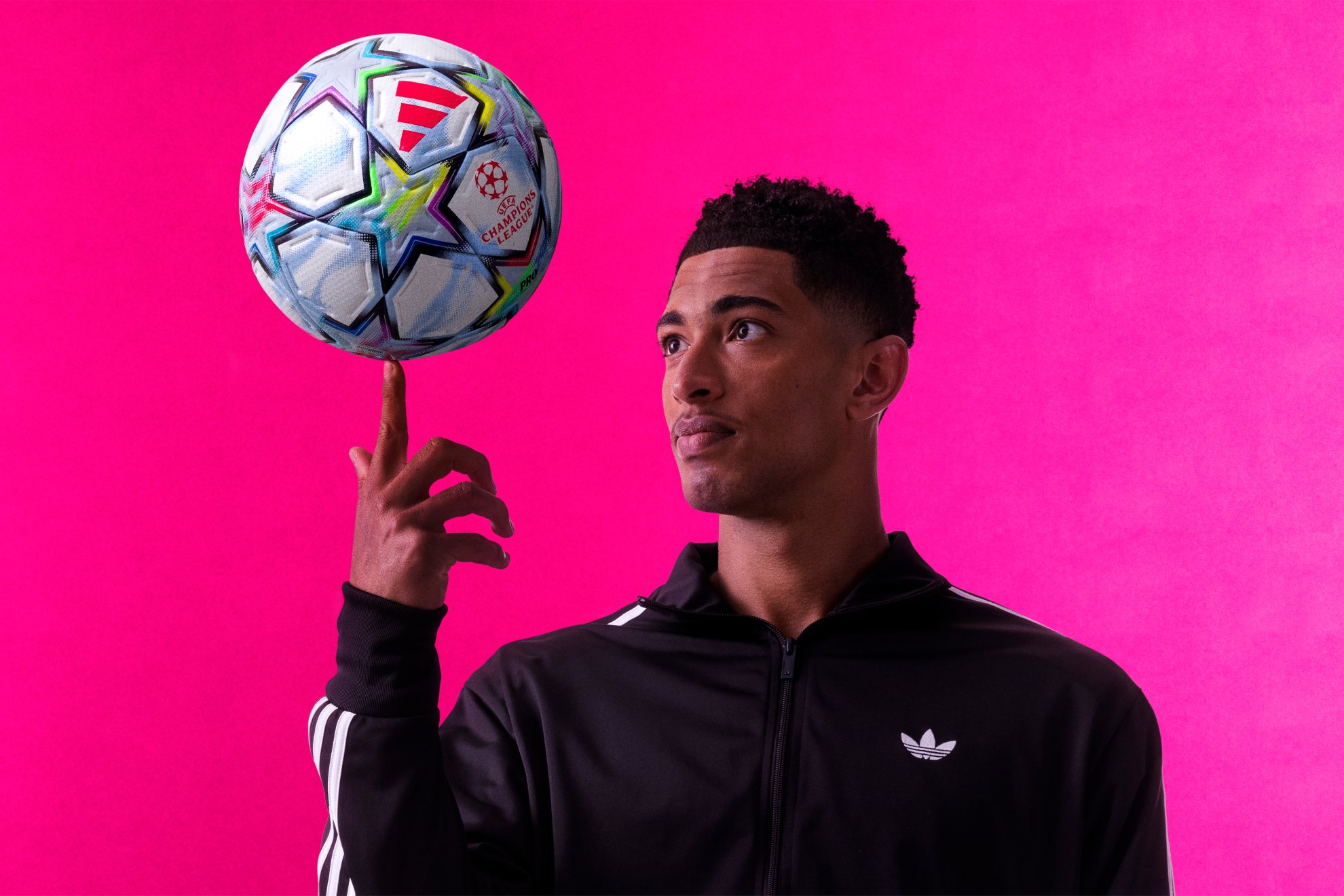 Bellingham con el nuevo balón adidas de la Champions ADIDAS