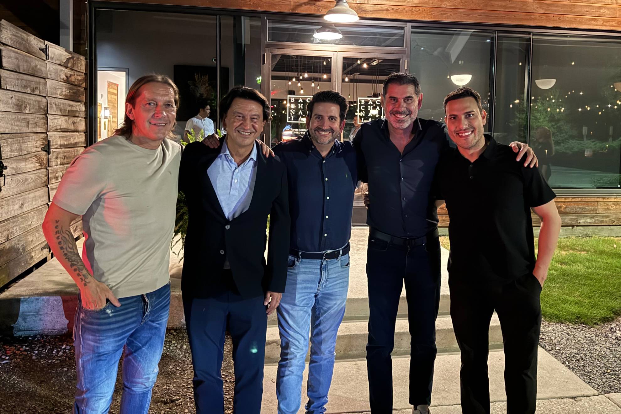 Muñoz, con figuras del fútbol como Michel Salgado y Fernando Hierro.