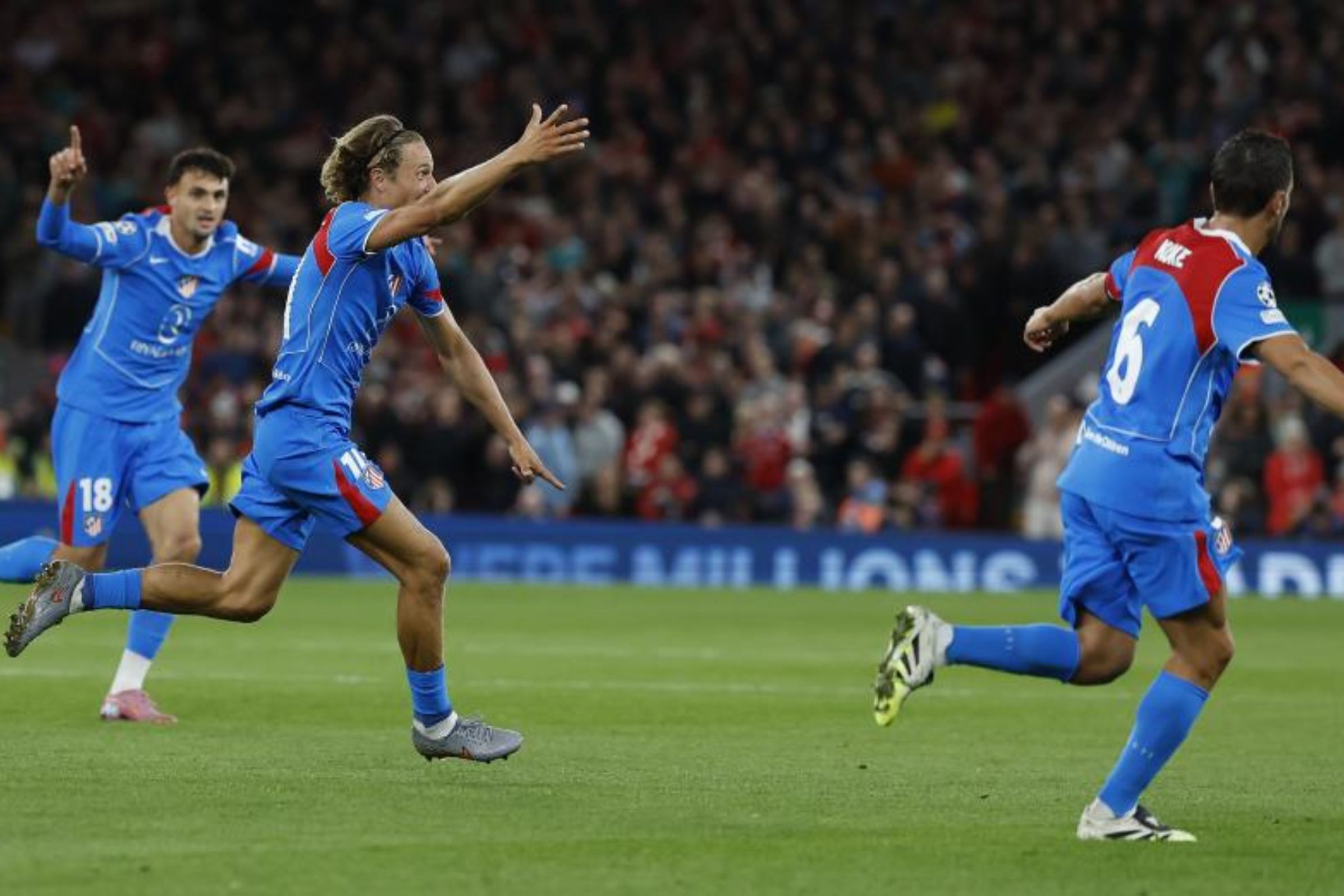 Llorente celebra uno de los tantos que consiguió hace un año en Anfield.