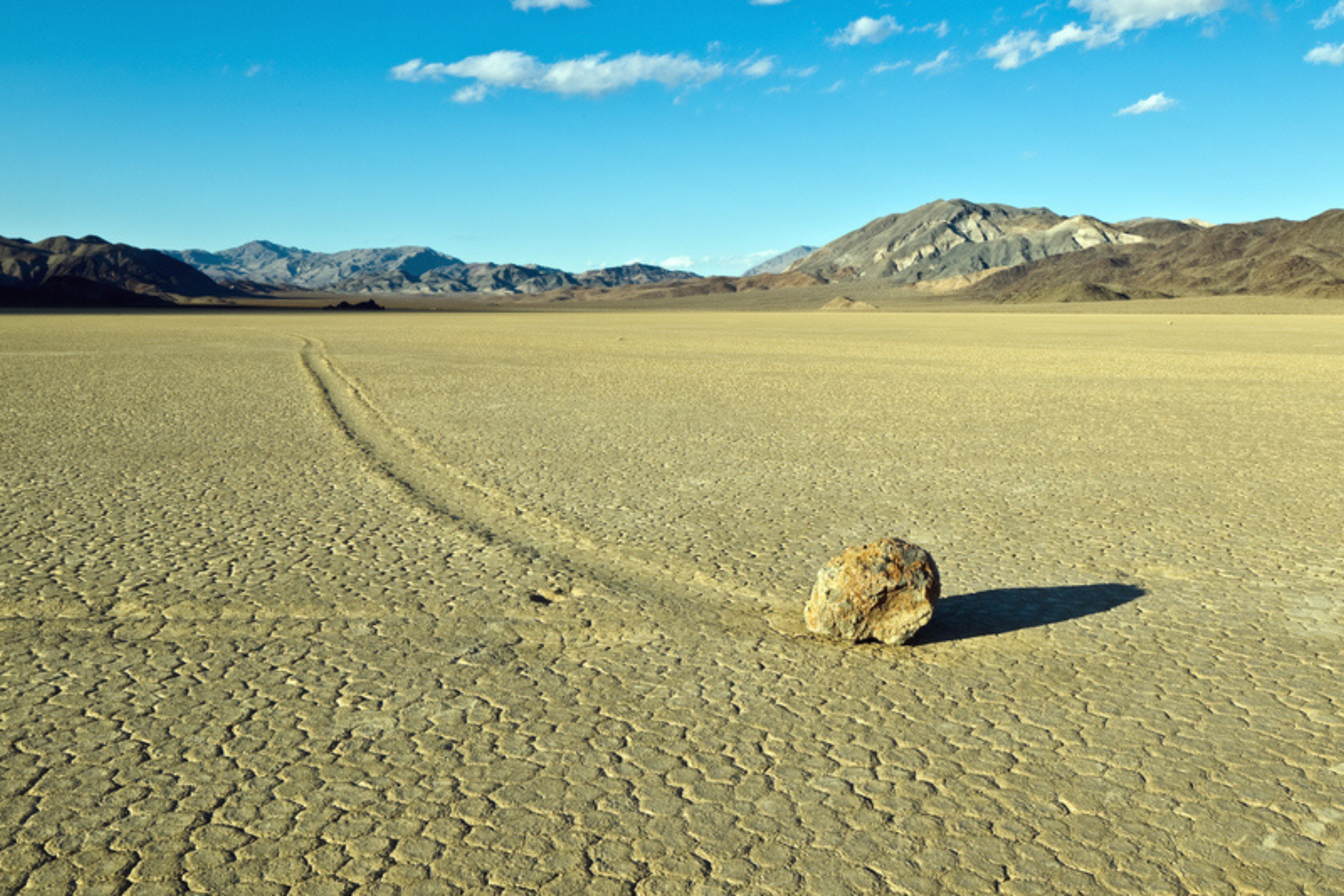 Imagen del rastro que dejan estas rocas al desplazarse