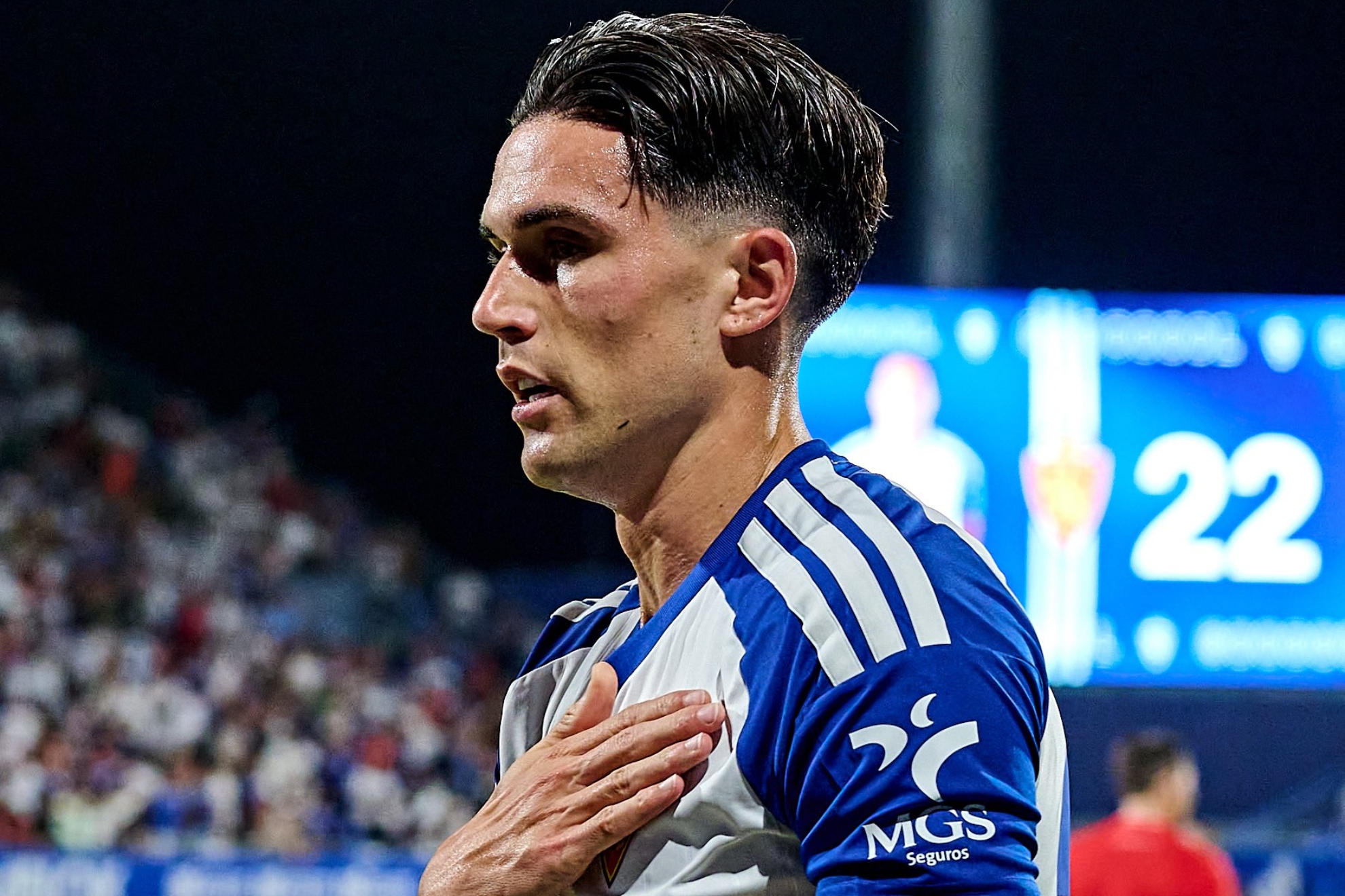 Espiau se toca el escudo. REAL ZARAGOZA