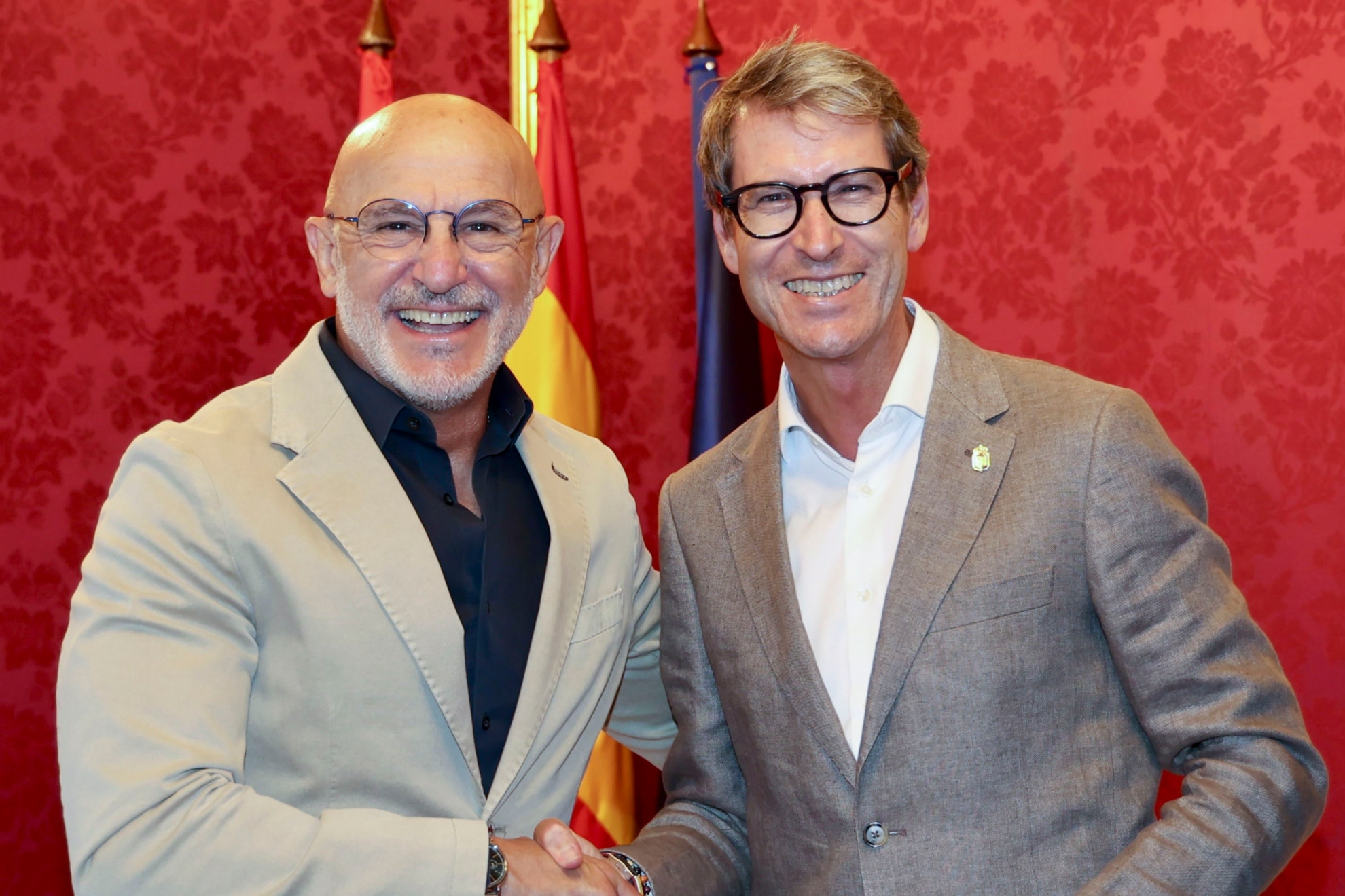 El presidente del Gobierno de La Rioja, Gonzalo Capellán, recibe al seleccionador nacional de fútbol y vigente campeón del mundo, Luis de la Fuente, este lunes en Logroño EFE