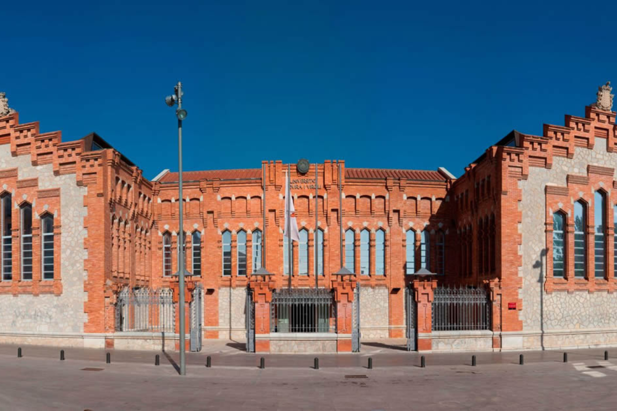 Fachada de la facultad de la Universidad Rovira y Virgili de Tarragona.