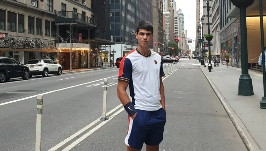 Carlitos posa la primera vez que estuvo en Nueva York.