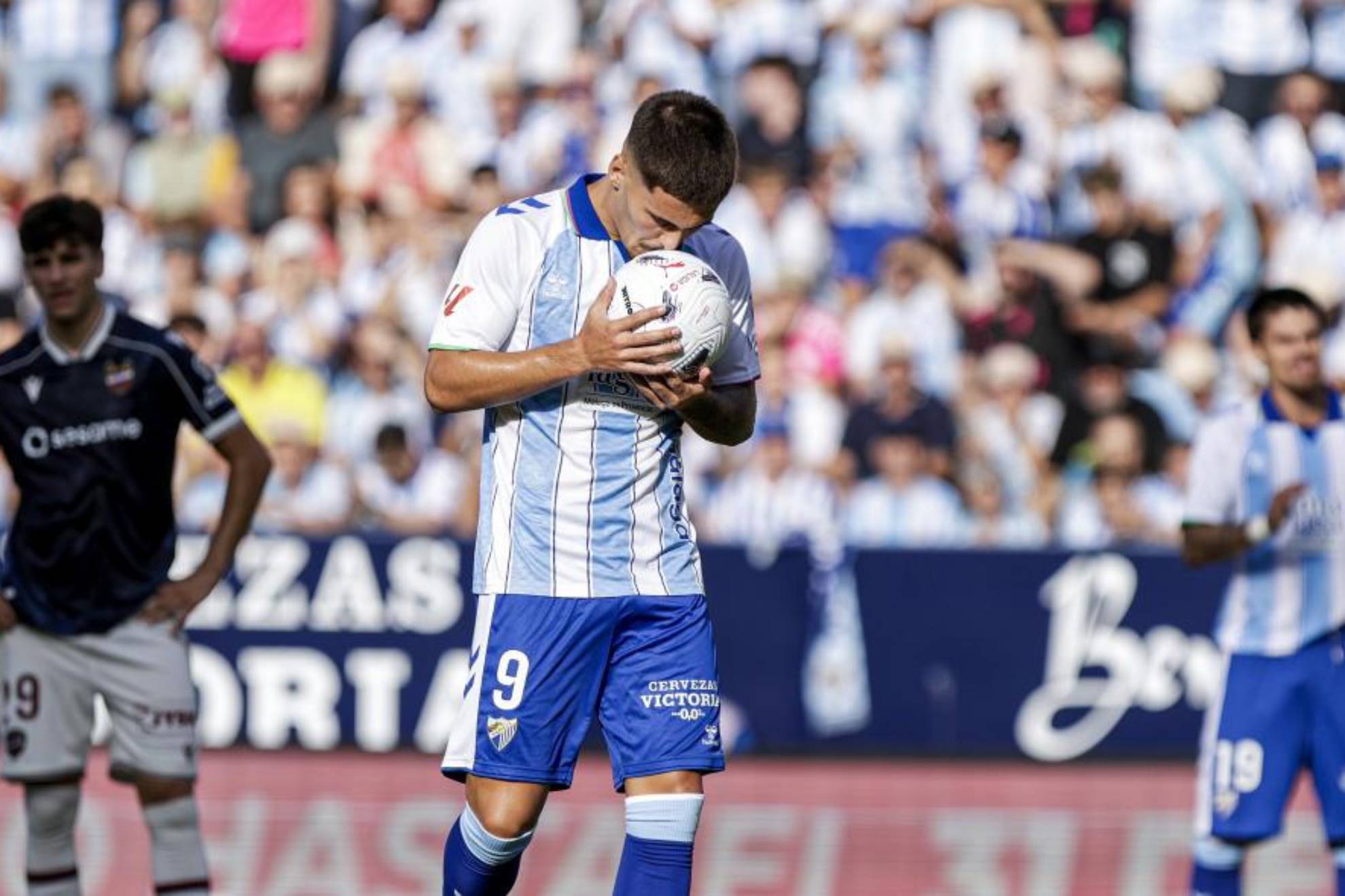 Chupe besa el balón antes de lanzar el penalti contra el Levante