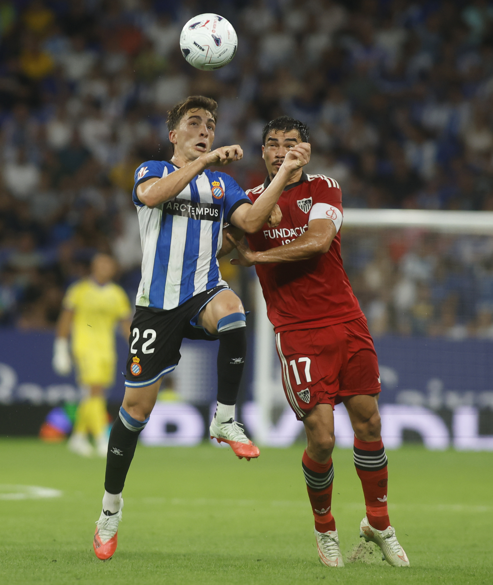 Calatrava y Suazo luchando por un balón.