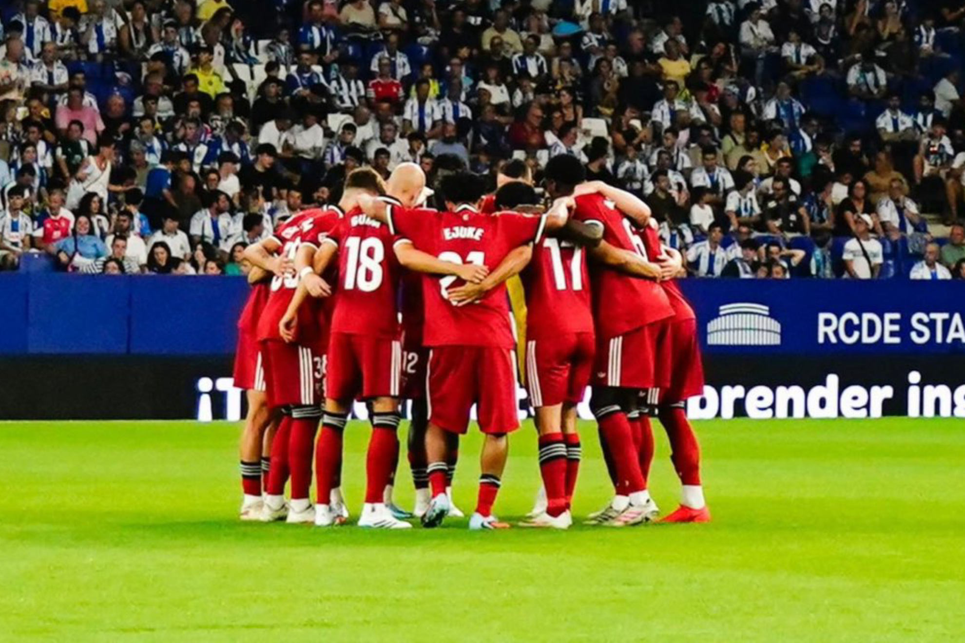 Jugadores del Sevilla se conjuran antes del partido frente al Espanyol.