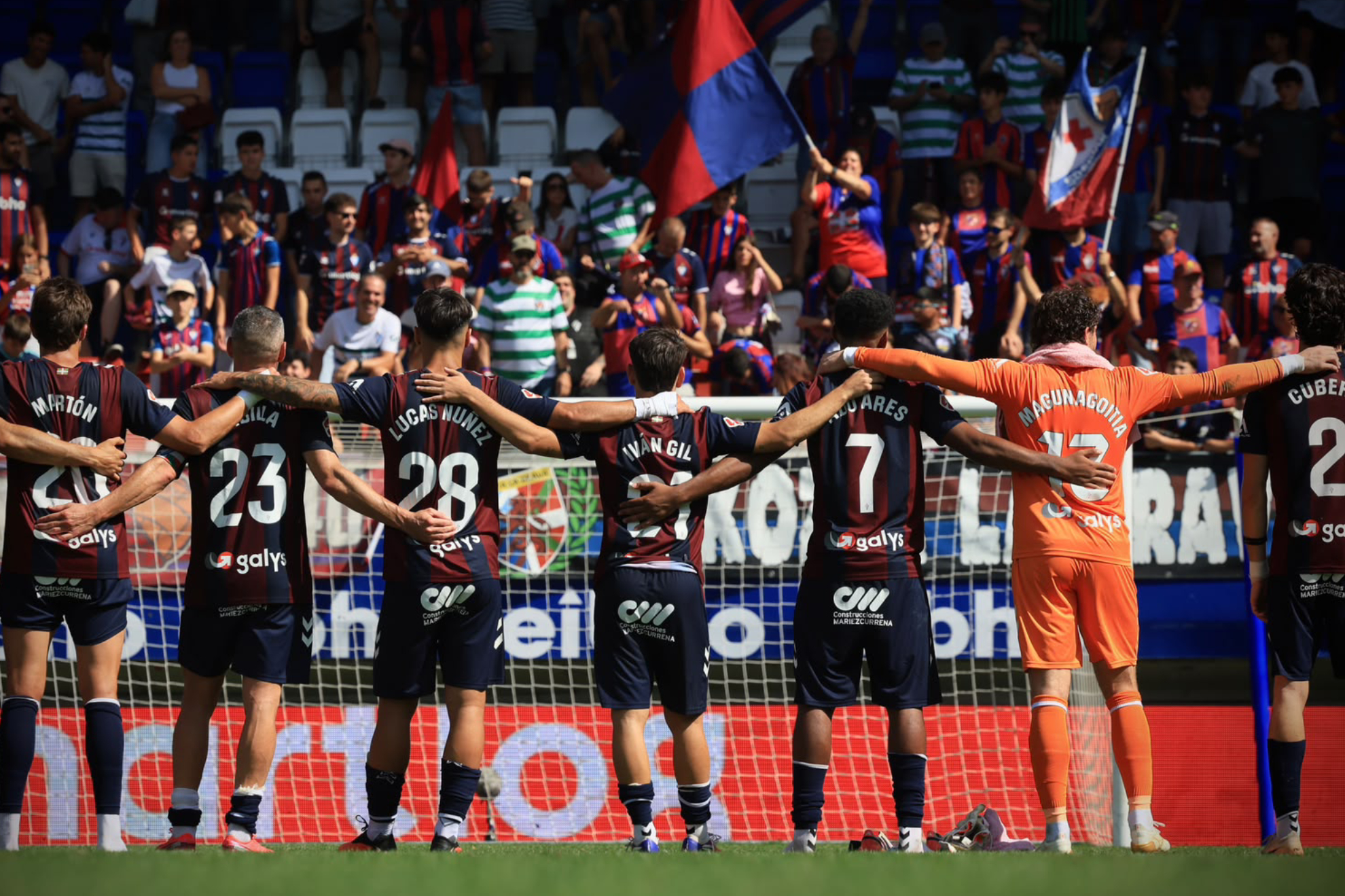 El Eibar, celebrando su última victoria con la afición. SD EIBAR