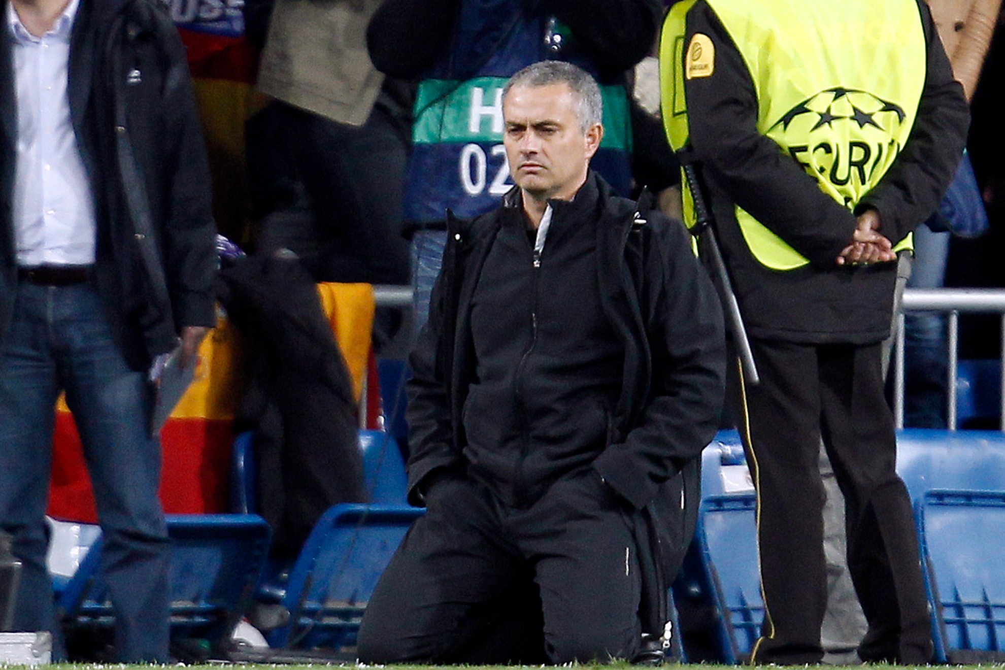 Mou, de rodillas durante la tanda de penaltis que el Madrid perdió ante el Bayern en 2012 ÁNGEL RIVERO