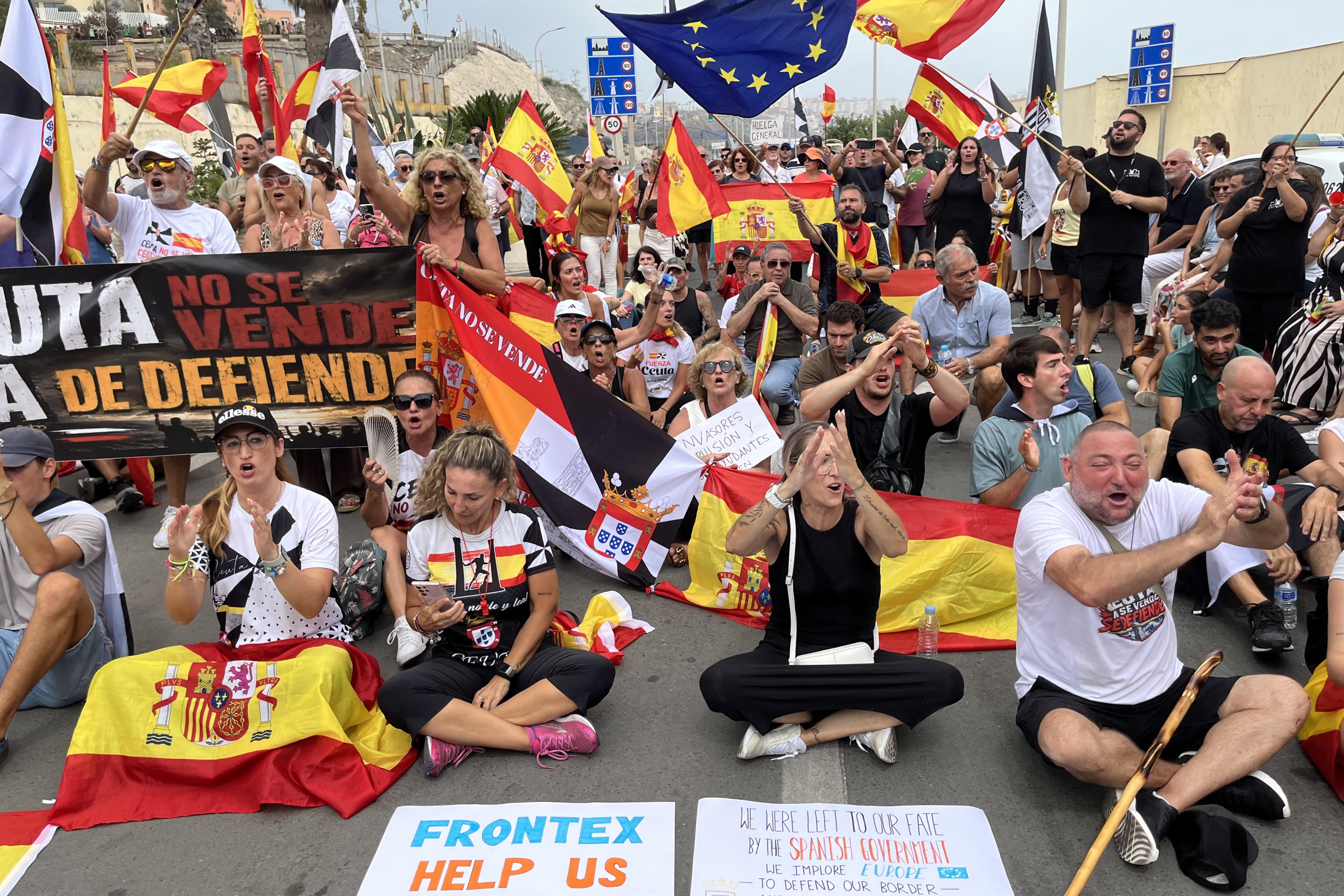 Centenares de personas se manifiestan en Ceuta. EFE