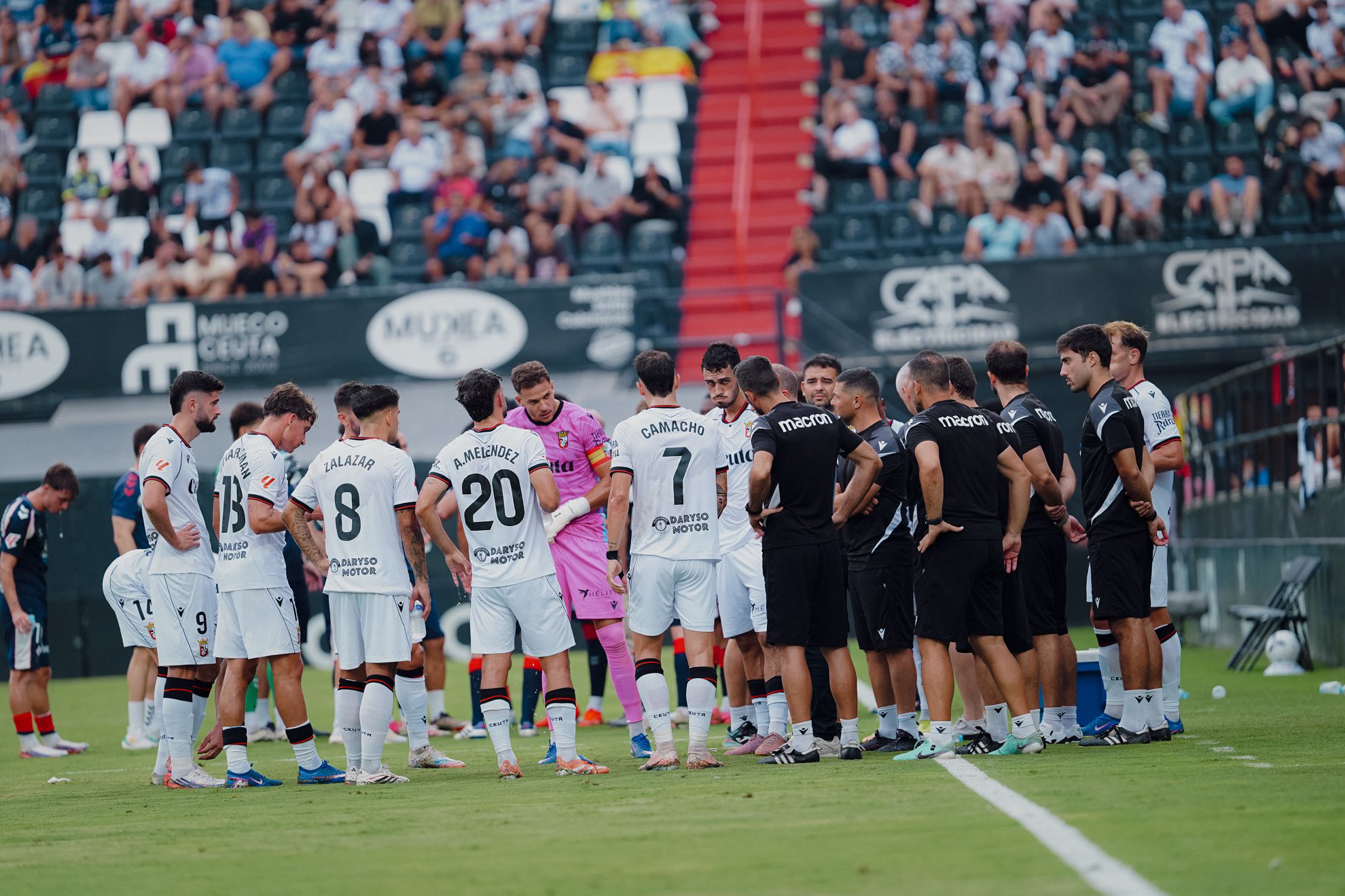 La plantilla del Ceuta, durante el último partido. AD CEUTA FC
