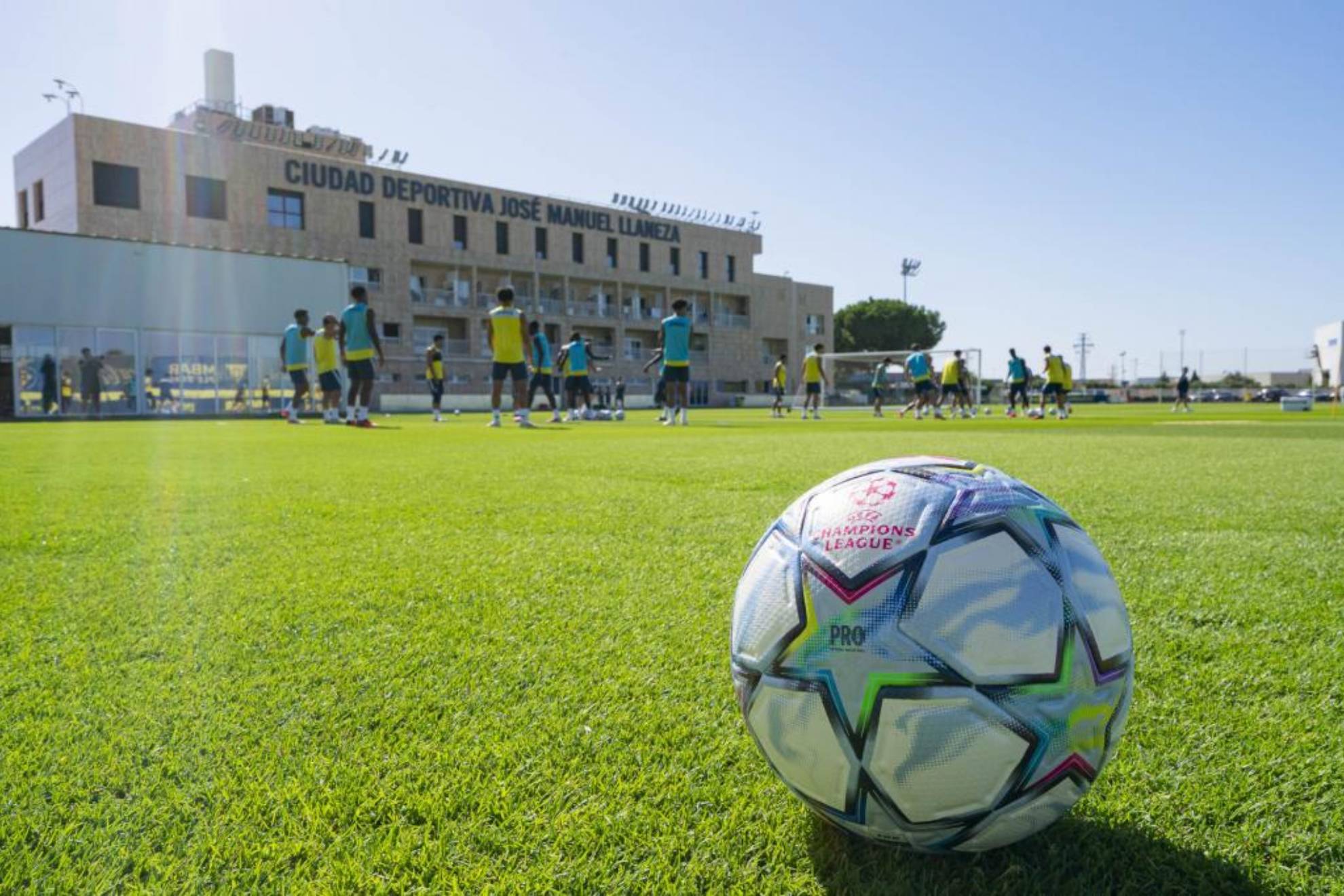 El balón de la Champions en un entrenamiento del Villarreal