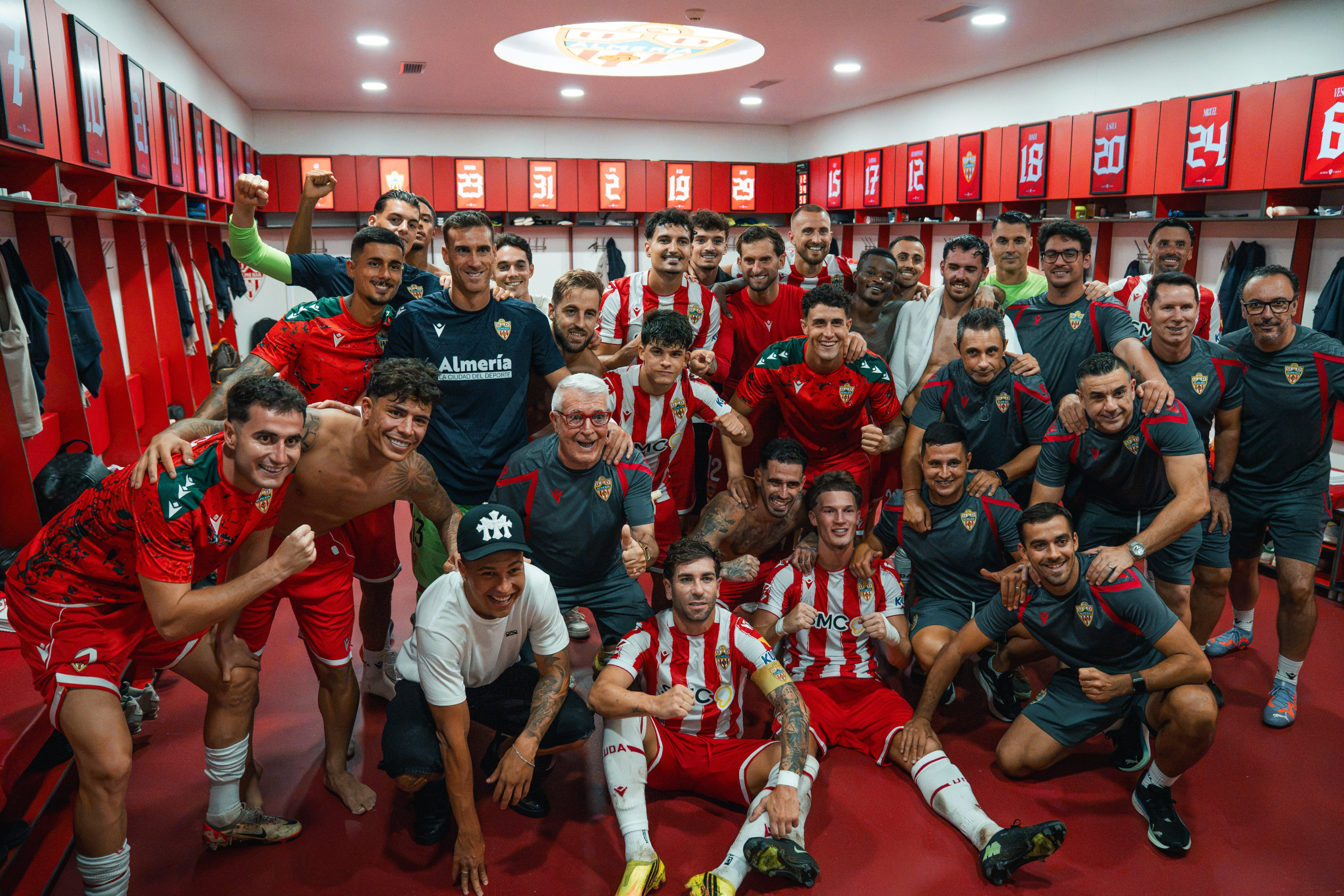 El Almería, celebrando la victoria en el vestuario.