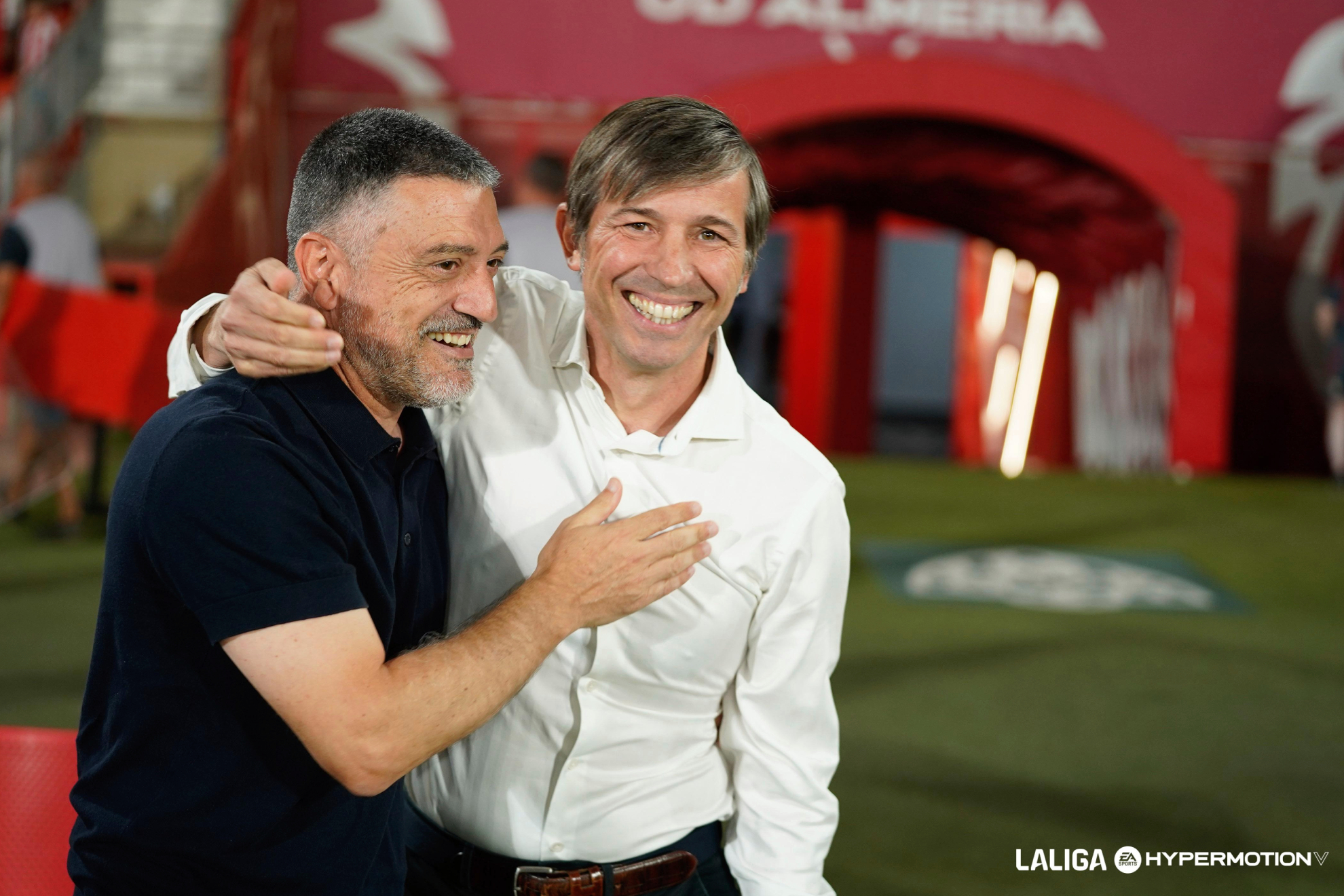 García Pimienta saluda a Celades antes del Almería-Cádiz. LALIGA
