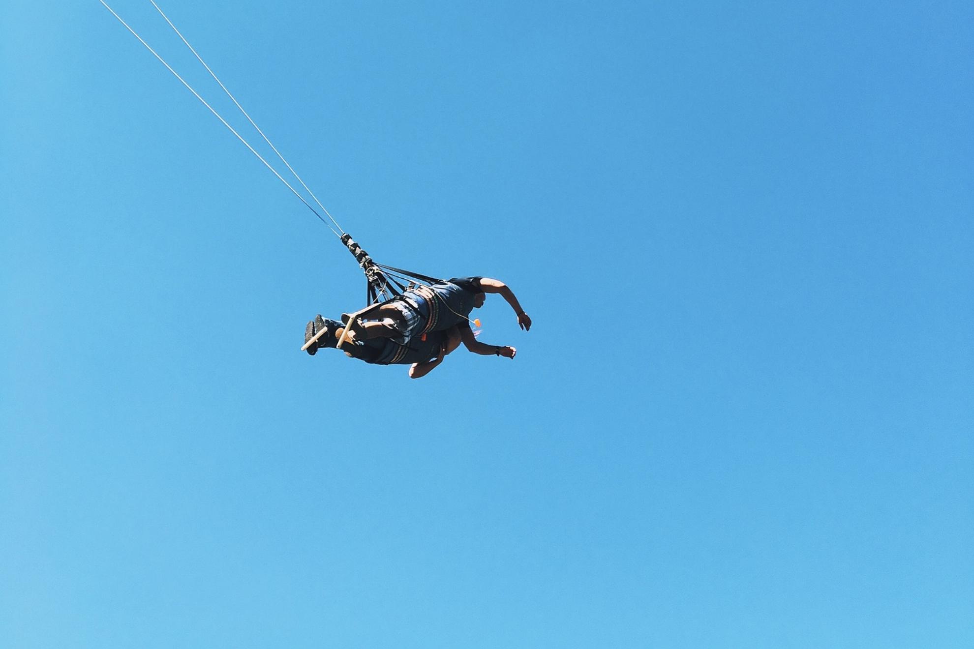 Milagro a 3.000 metros de altura: queda inconsciente durante un salto en paracaídas y sobrevive. PIXABAY