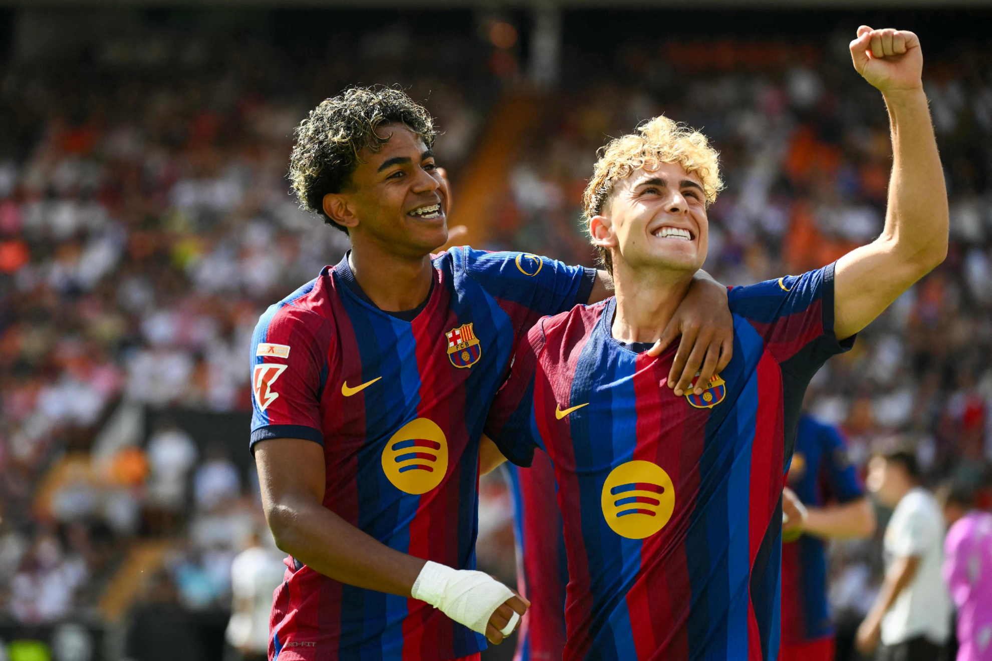 Lamine y Fermín celebran un gol