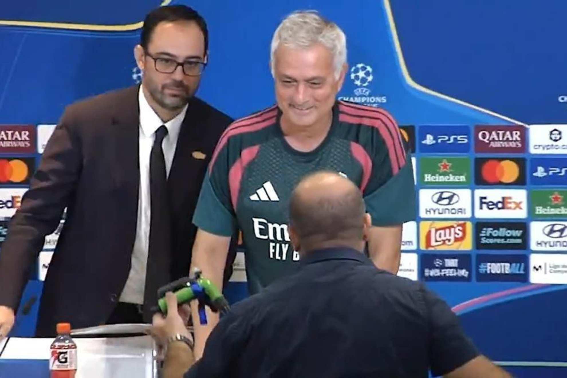 Tancredi Palmeri entrega el aspersor a Mourinho