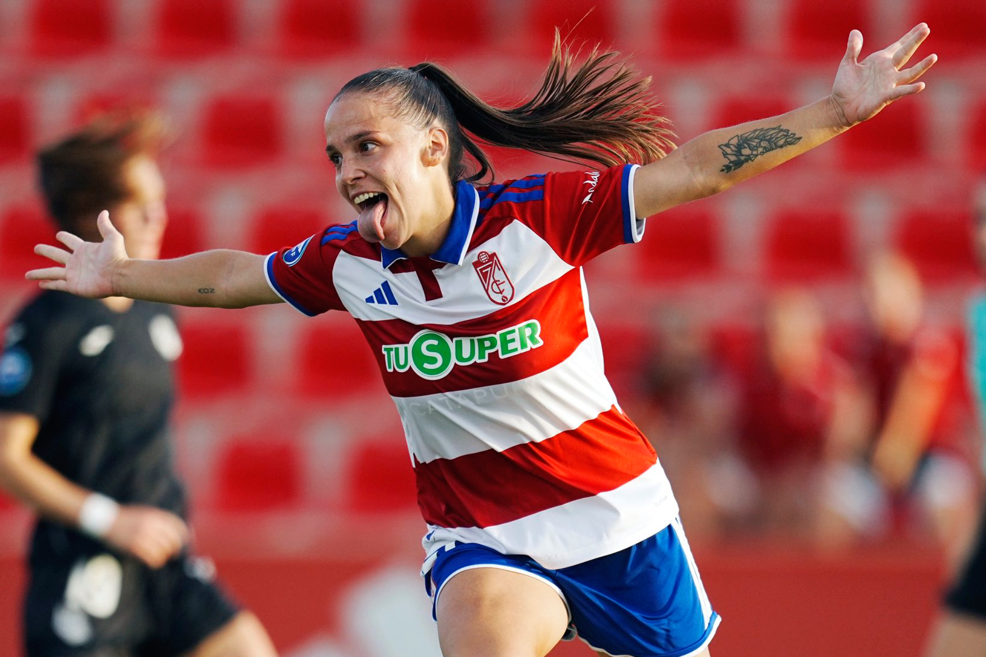 Leles celebra un gol con el Granada Granada CF