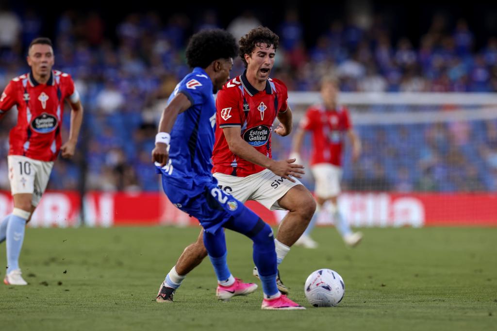 Mojica disputa un balón ante el delantero del Celta Hugo González