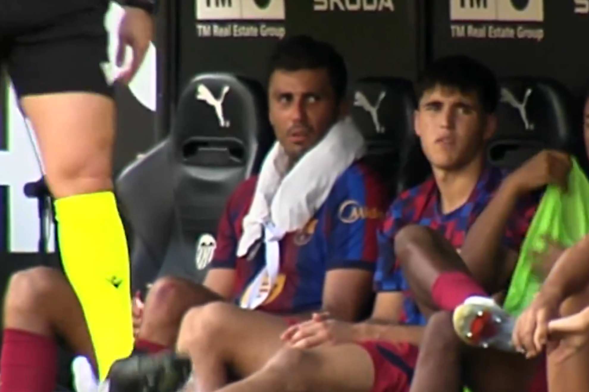 Rodri charla con sus compañeros en el banquillo de Mestalla