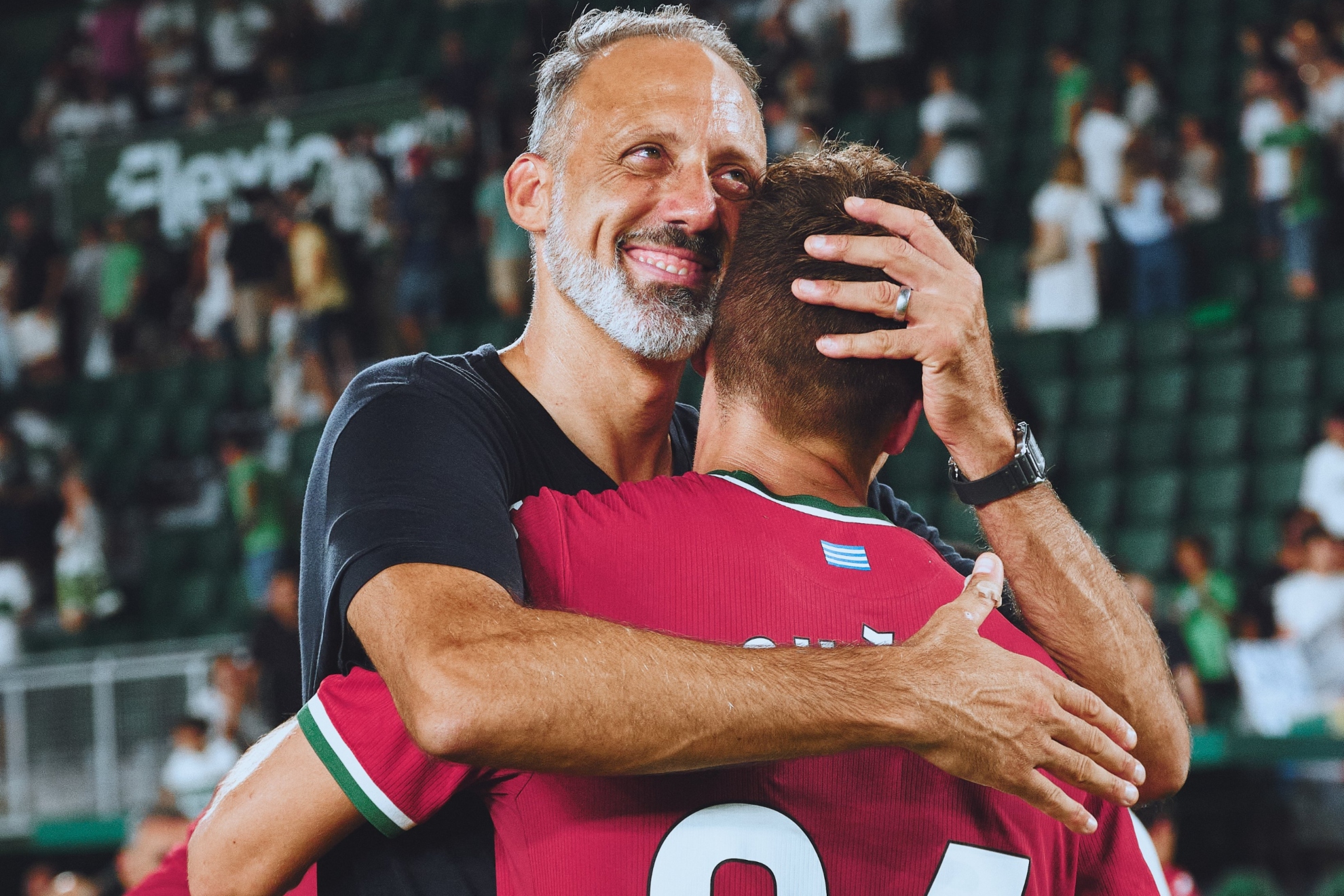 Pellegrino Matarazzo abraza a Luka Sucic tras ganar en Elche. REAL SOCIEDAD