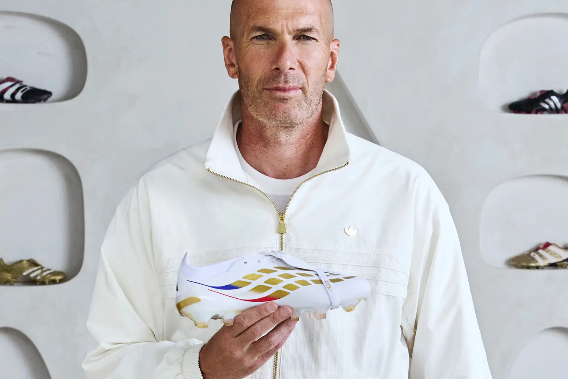 Zinedine Zidane junto a sus Adidas Predator Adidas
