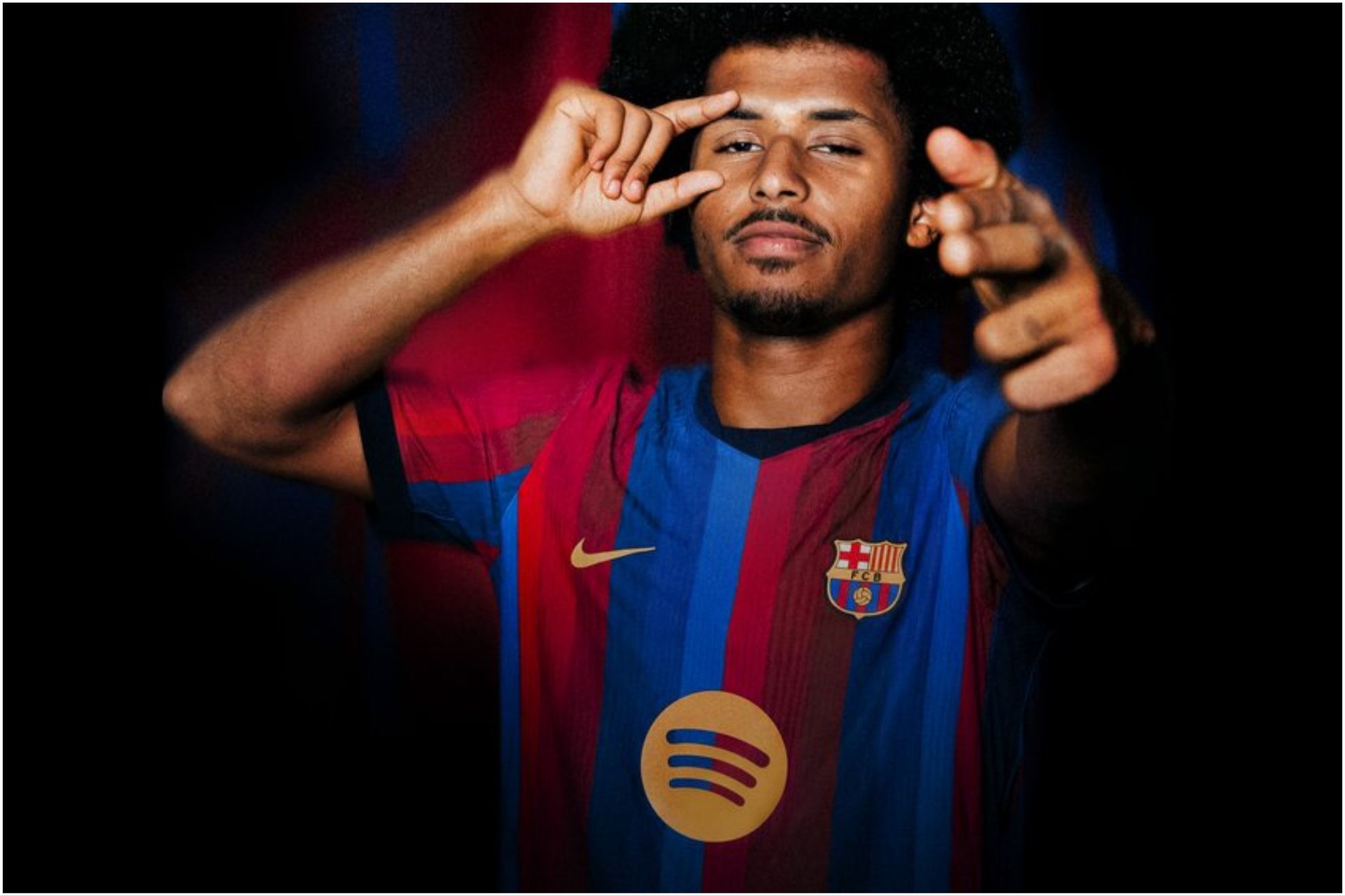 Karim Adeyemi posando con la camiseta del FC Barcelona