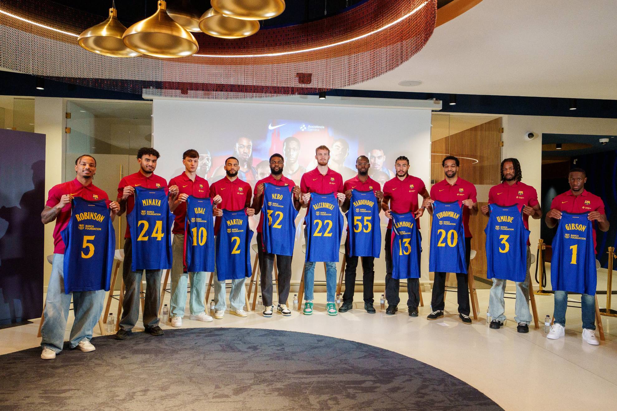 Los 11 fichajes del Barcelona posan con sus camisetas. @FCBBASKET
