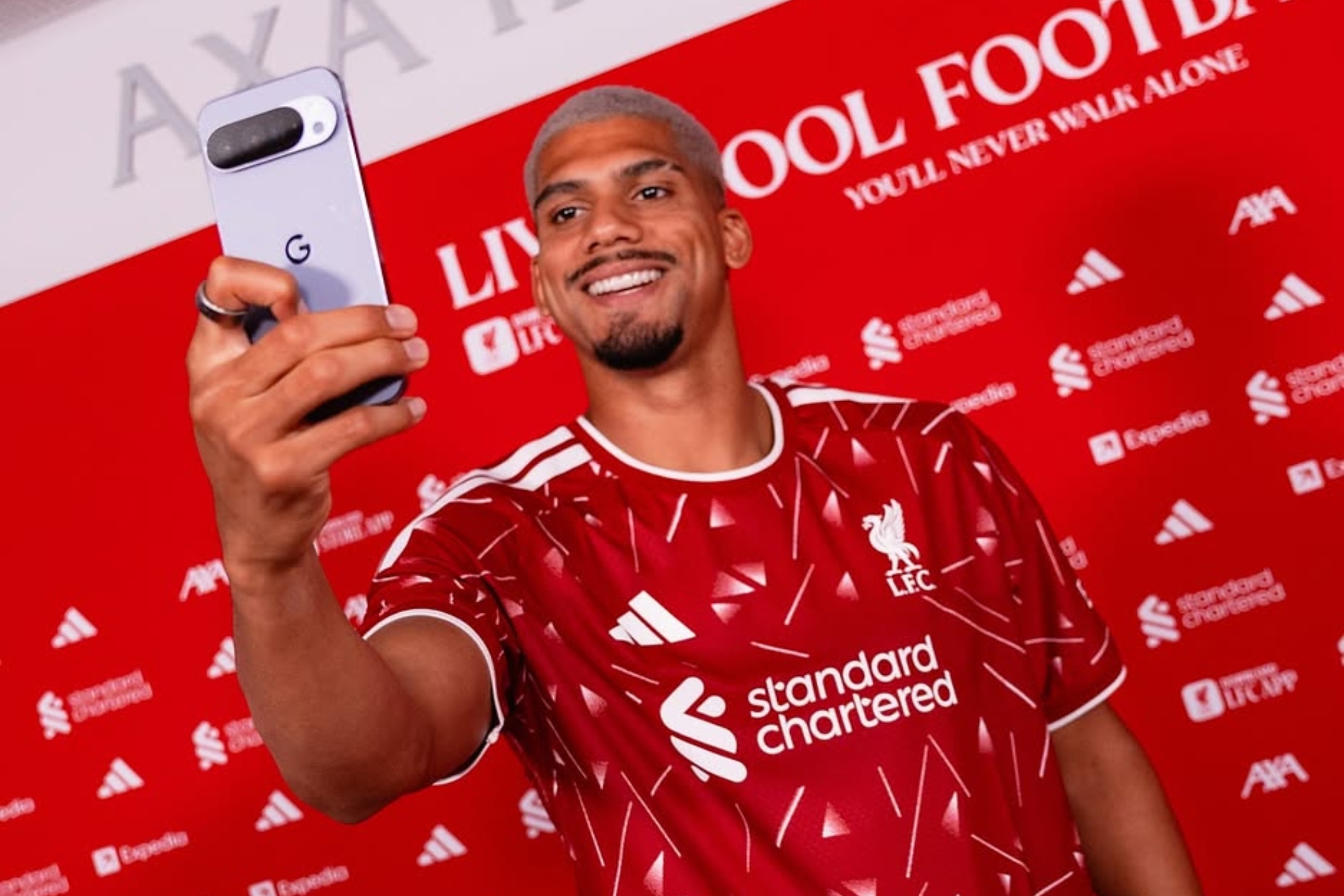 Ronald Araujo se hace un 'selfie' en su presentación con el Liverpool. INSTAGRAM