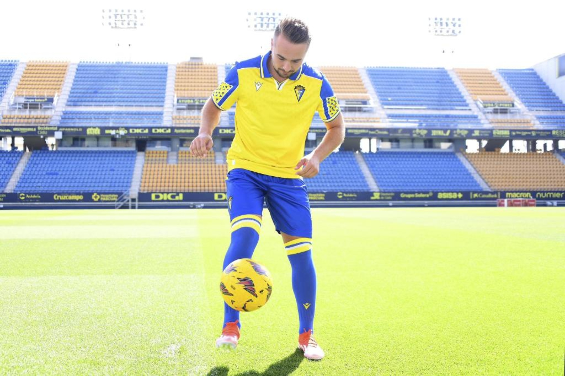 Ontiveros tocando el balón. CÁDIZ