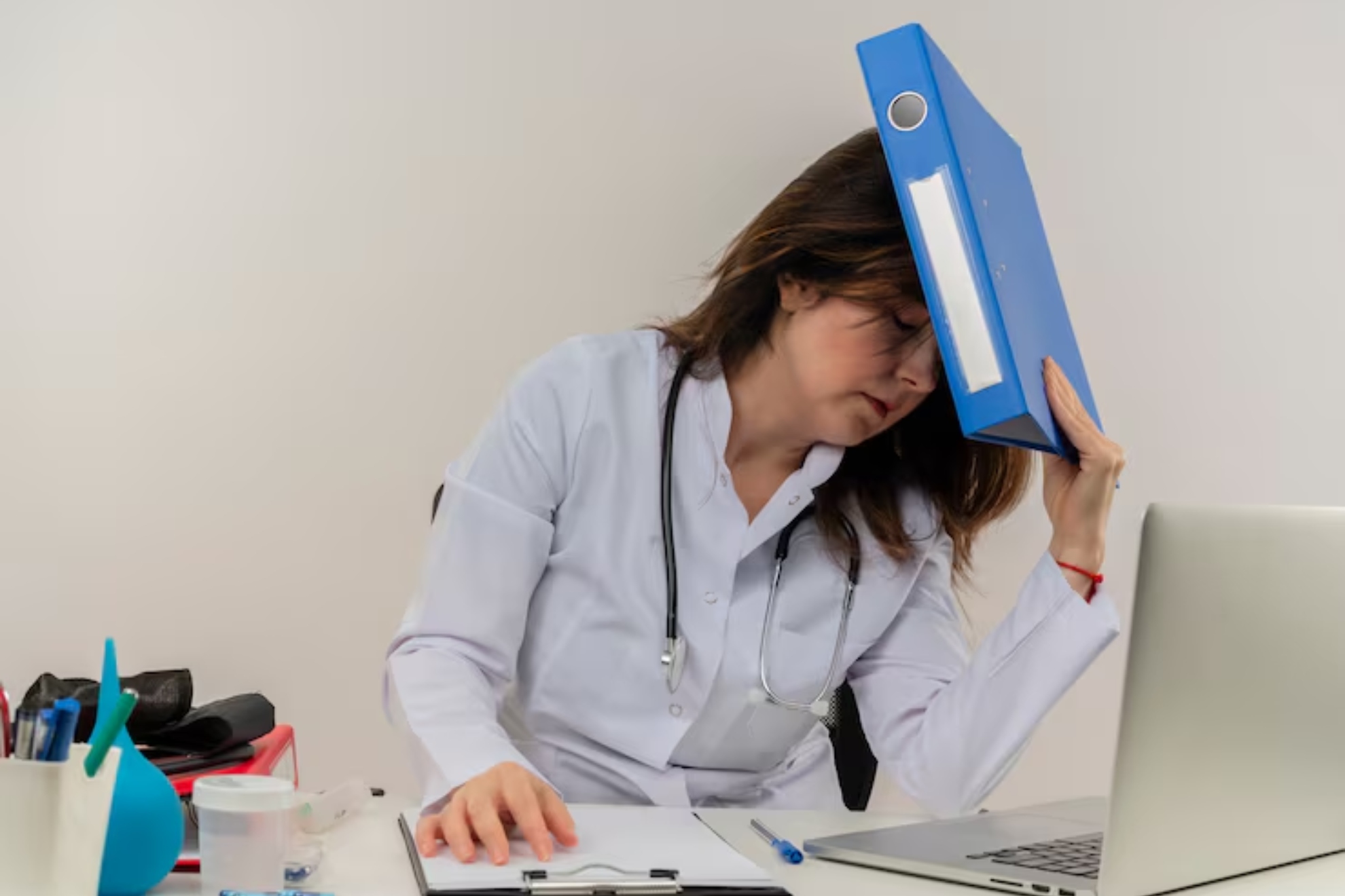 Imagen de una persona trabajando visiblemente exhausta. Magnific.