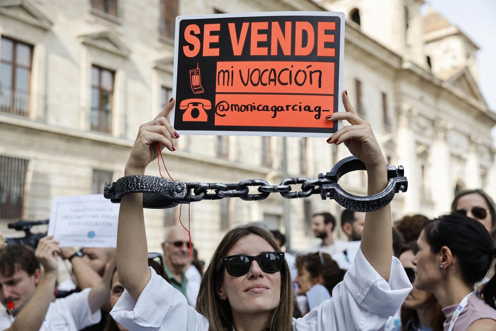 Imagen de recurso de una chica protestando.