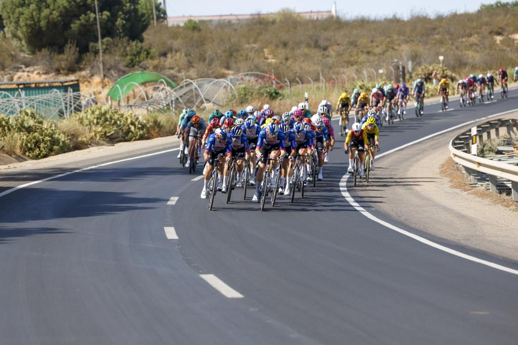 El pelotón de ciclistas en acción durante la 16 etapa de LaVuelta